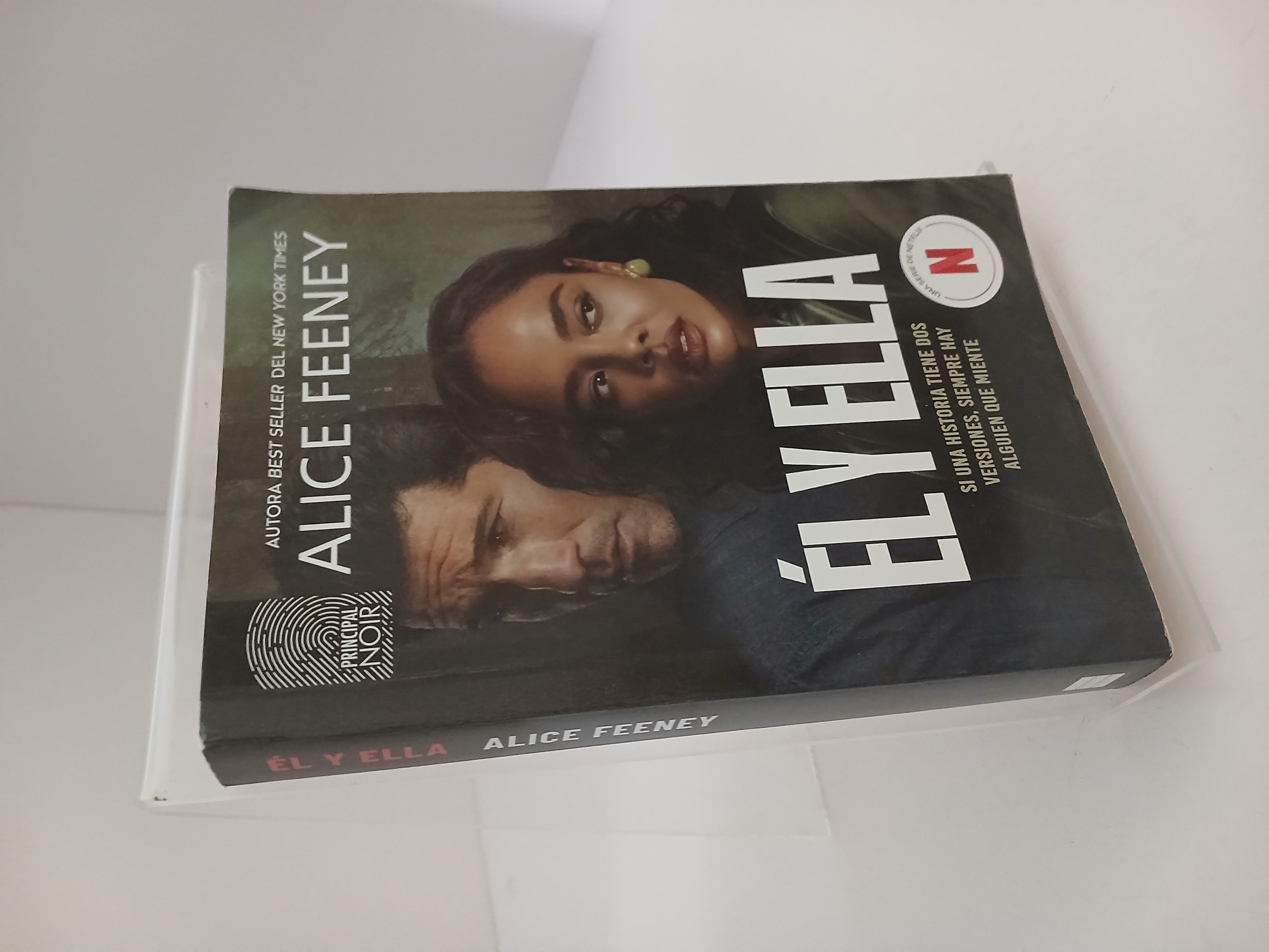 Portada de Él y ella: La novela en la que se basa la serie estrella de Netflix, protagonizada por Tessa Thompson y Jon Bernthal y producida por Jessica Chastain (Spanish Edition)