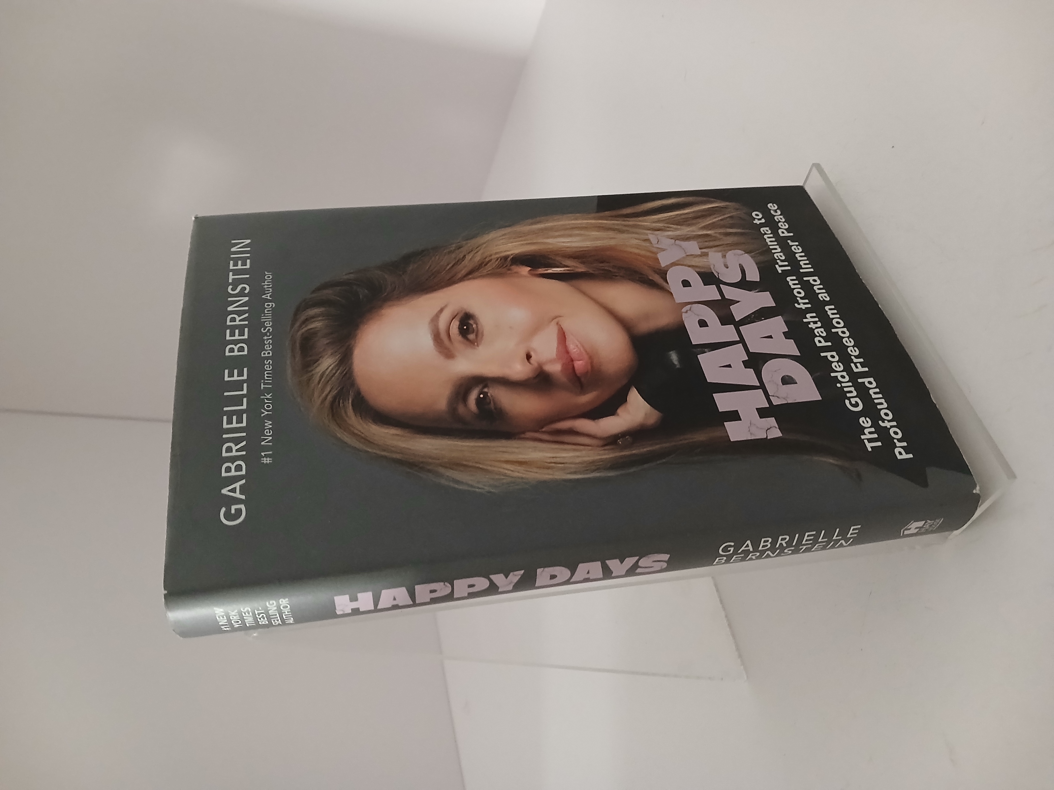 Portada de Happy Days The Guided Path from Trauma to Profound Freedom and Inner Peace