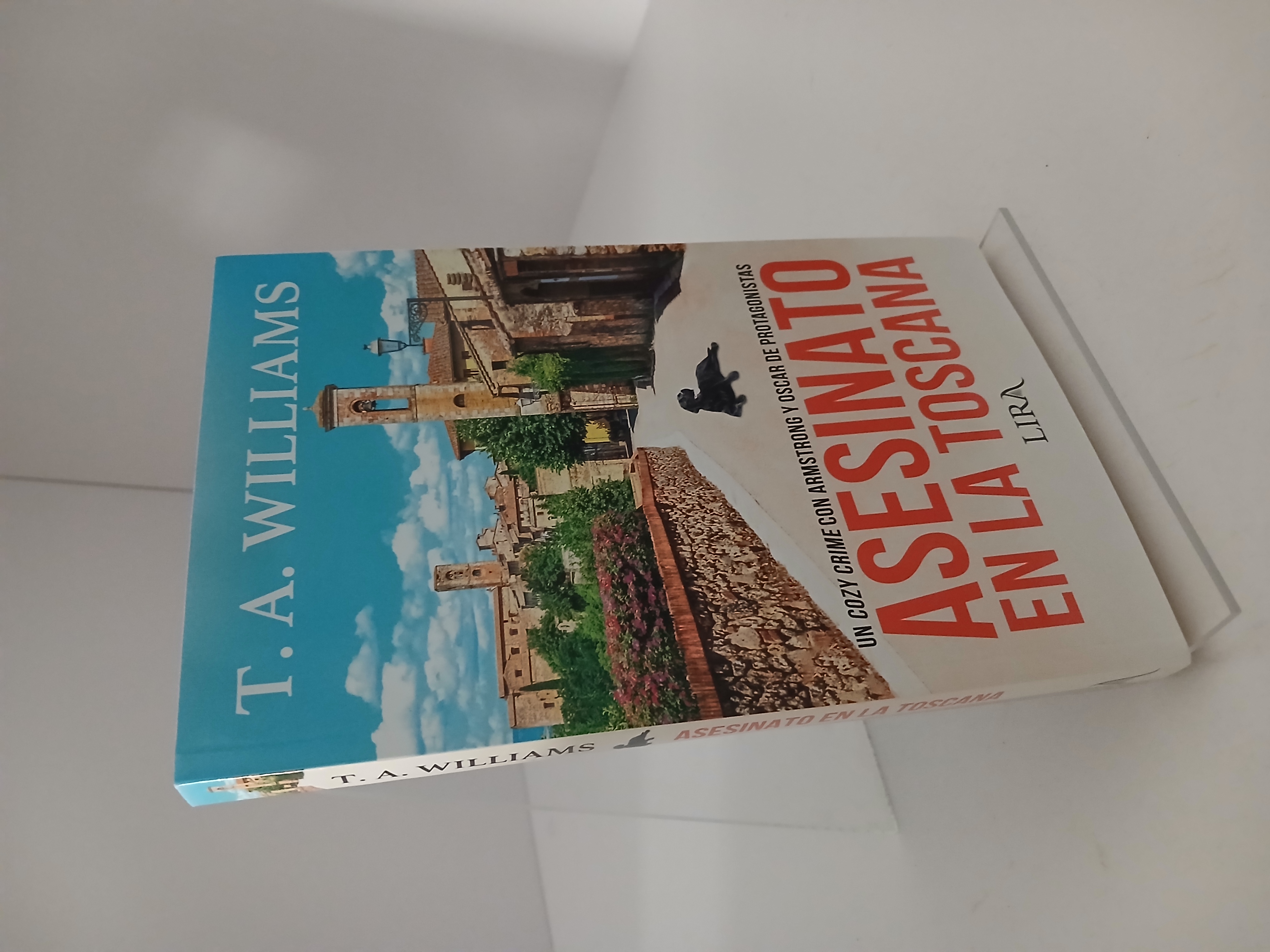 Portada de Asesinato en la Toscana: Un cozy crime con Armstrong y Oscar de protagonistas