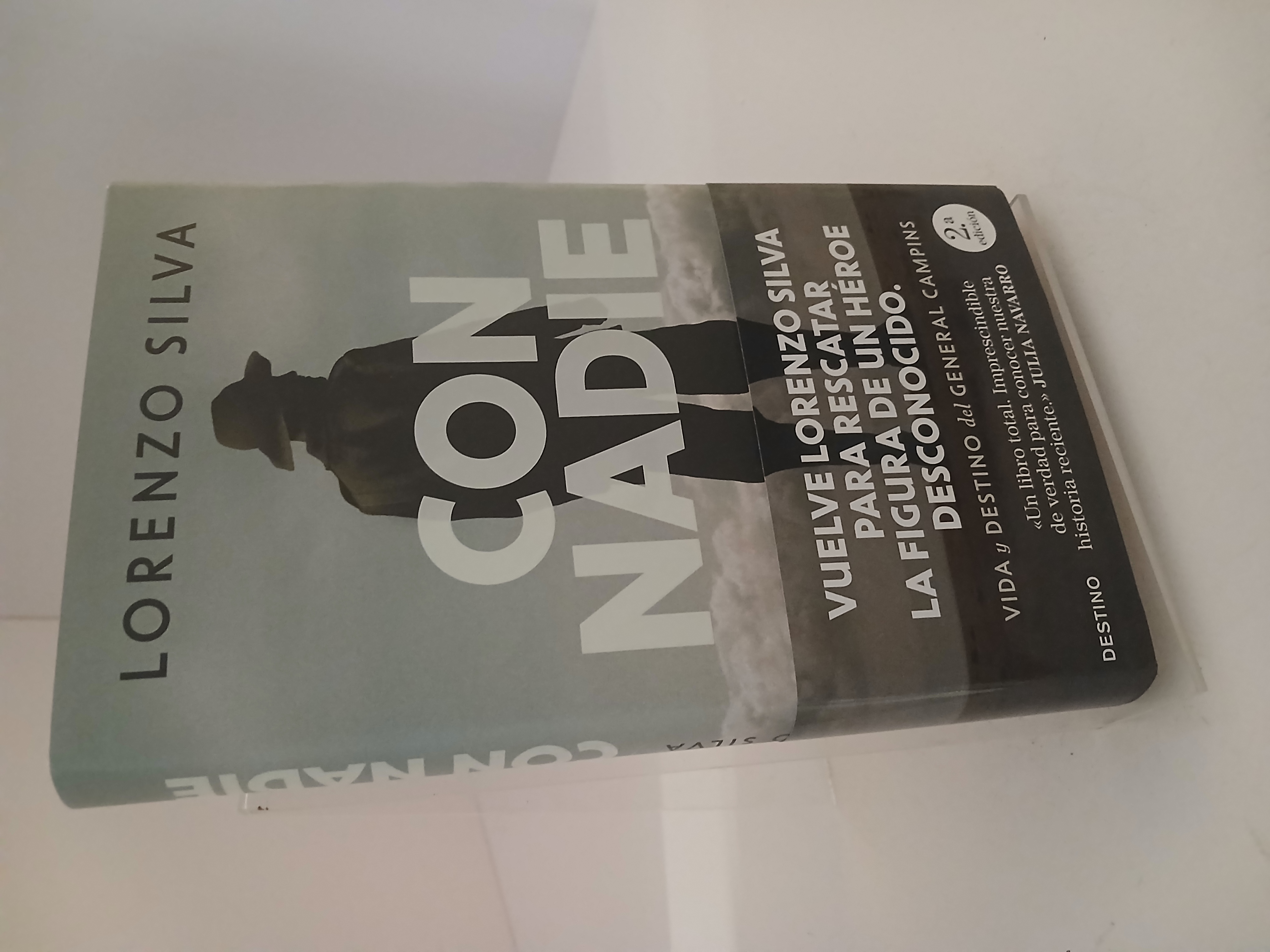 Portada de Con nadie: Vida y destino del general Campins