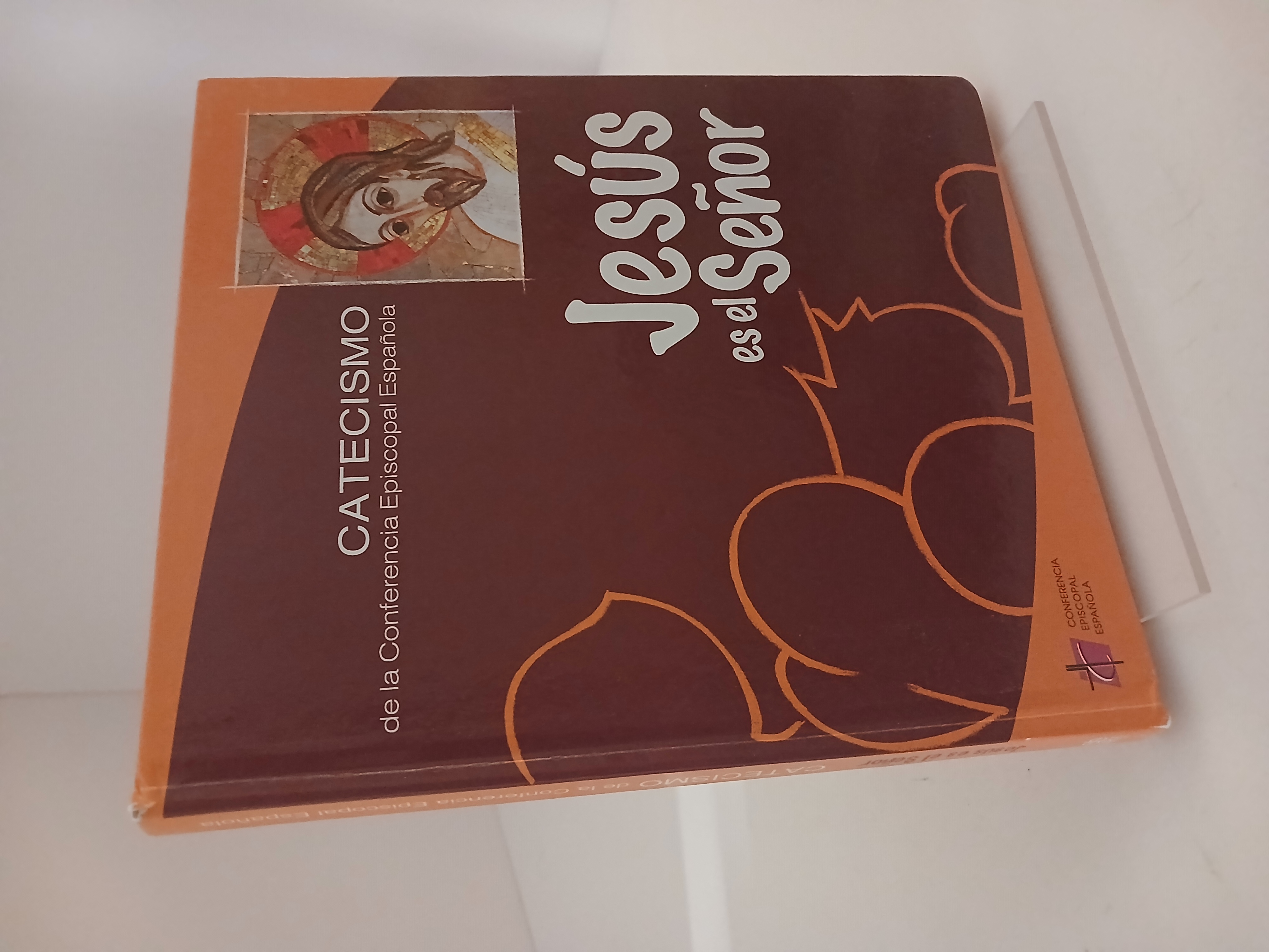 Portada de Jesús es el Señor catecismo de la Conferencia Episcopal Española, para la iniciación sacramental