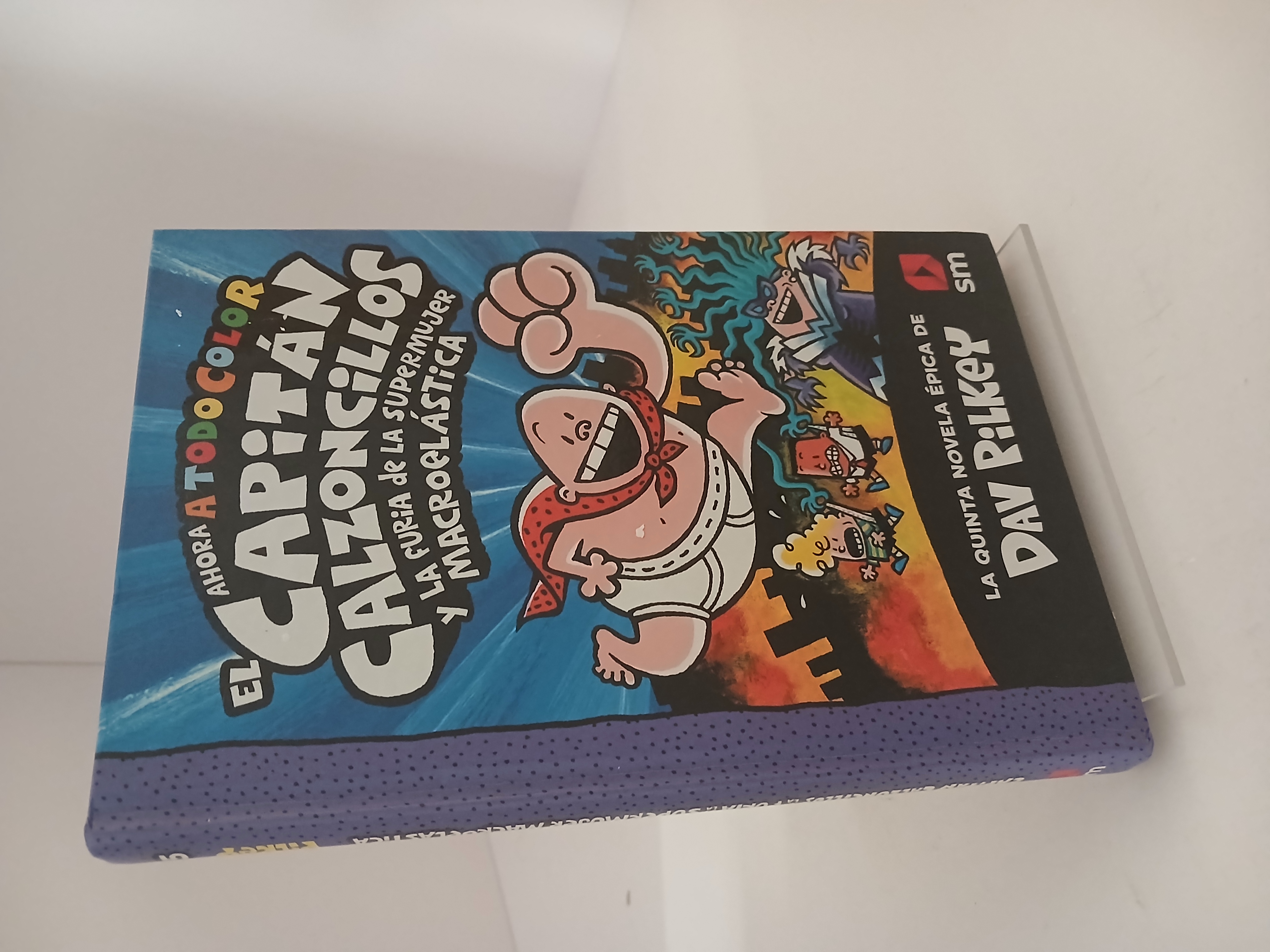 Portada de El Capitán Calzoncillos y la furia de la Supermujer Macroelástica