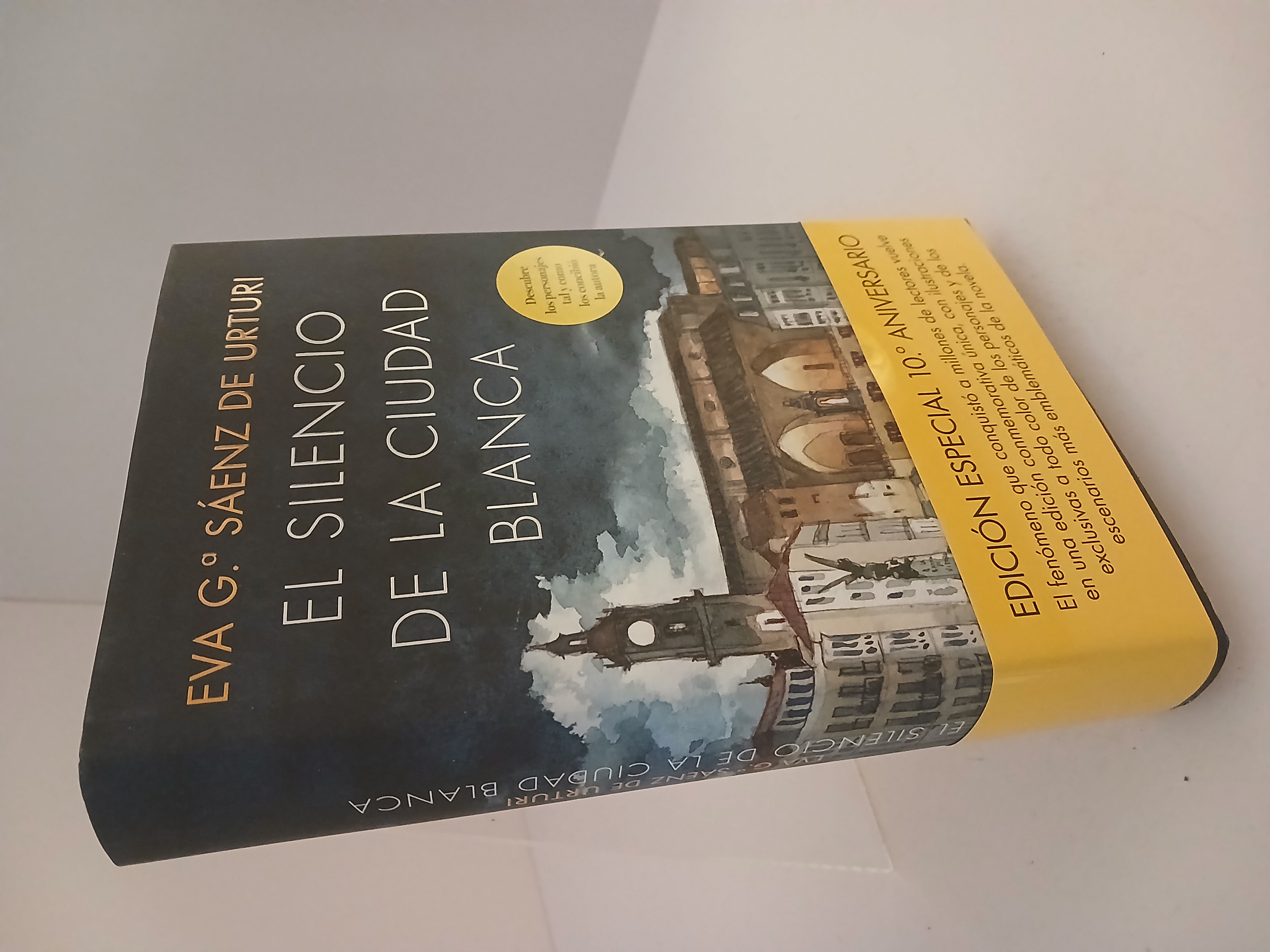 Portada de El Silencio de la Ciudad Blanca (edición ilustrada 10.º aniversario)