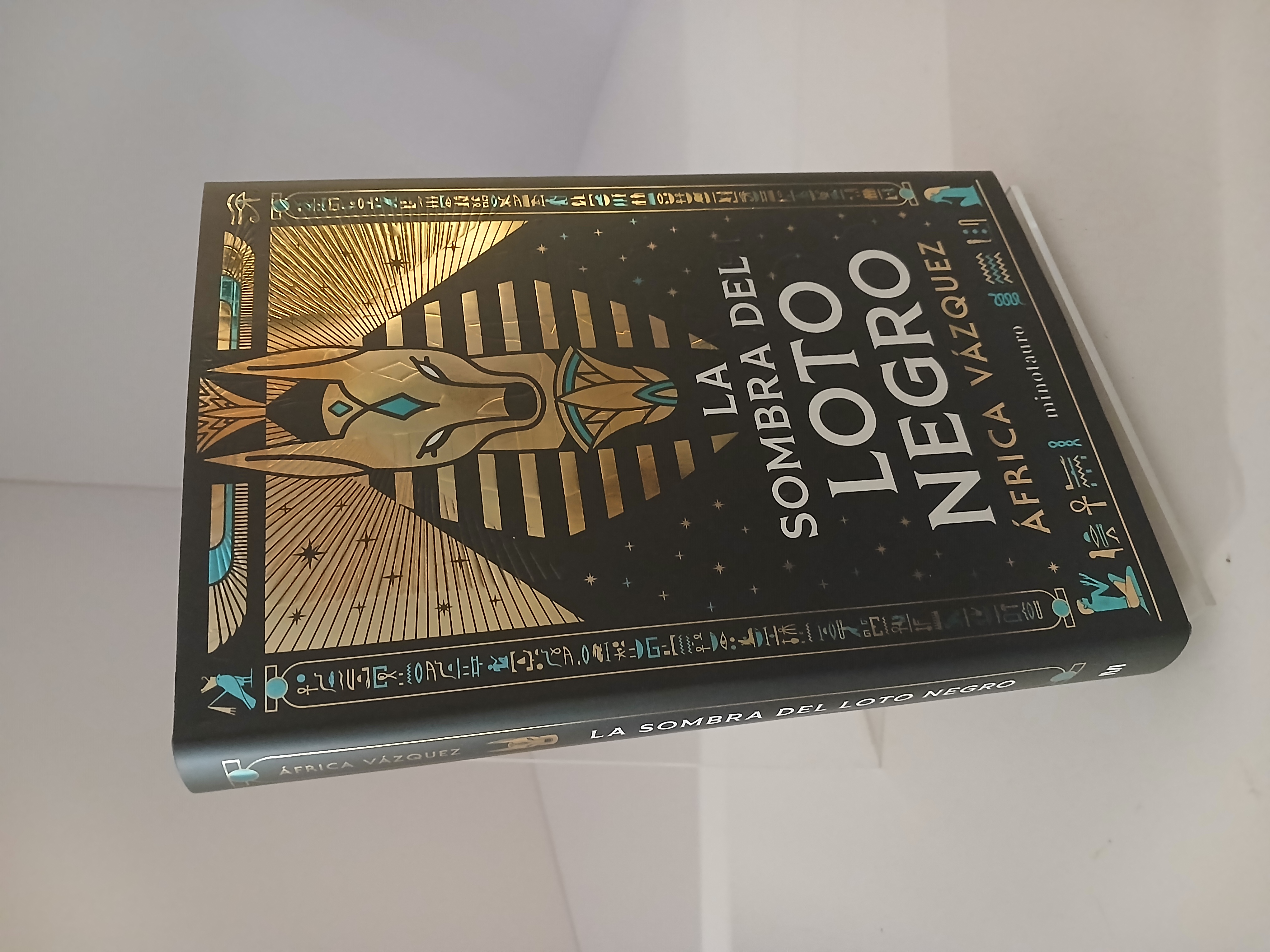 Portada de La sombra del loto negro - Premio Minotauro 2026