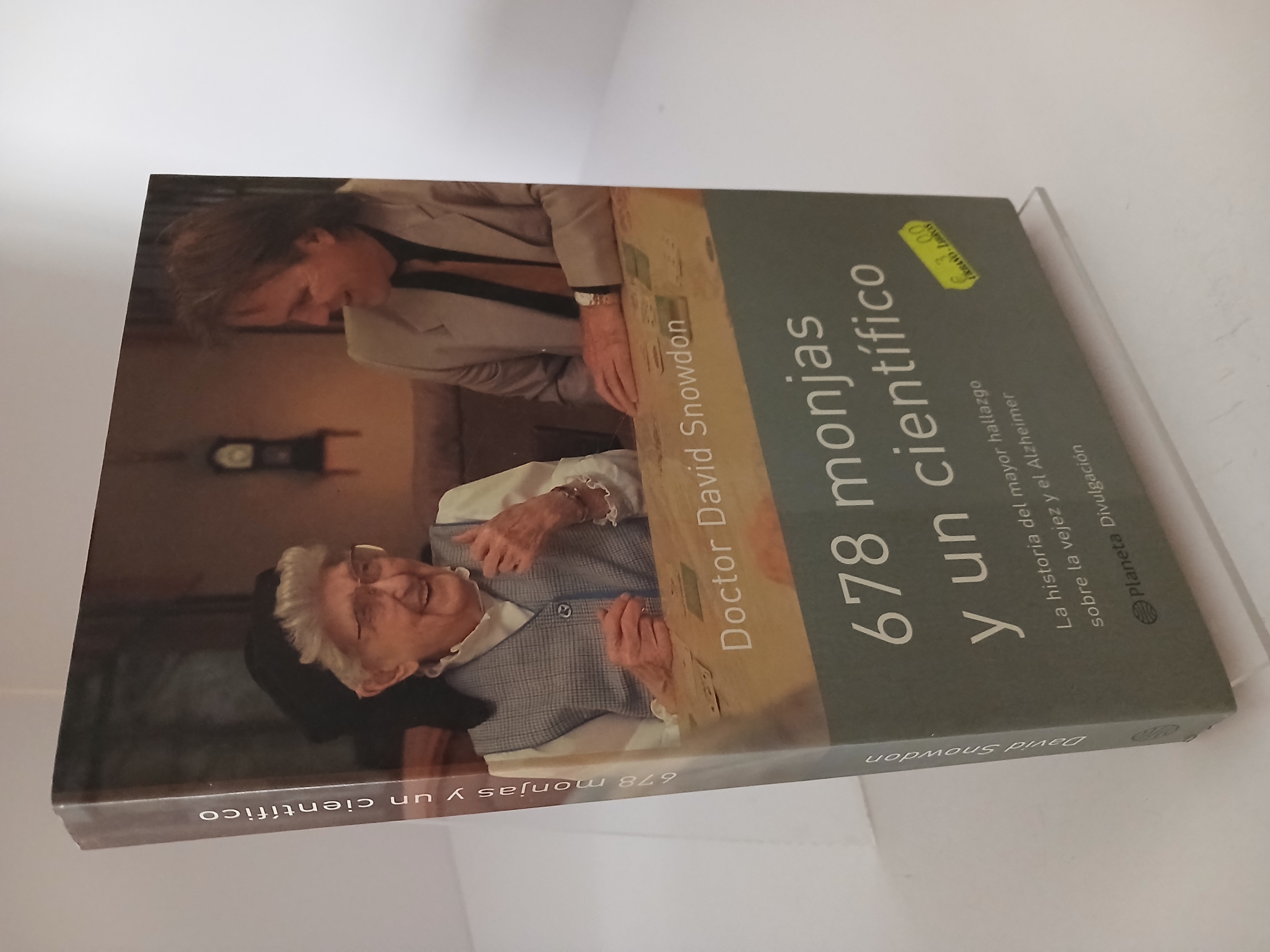 Portada de 678 monjas y un científico
