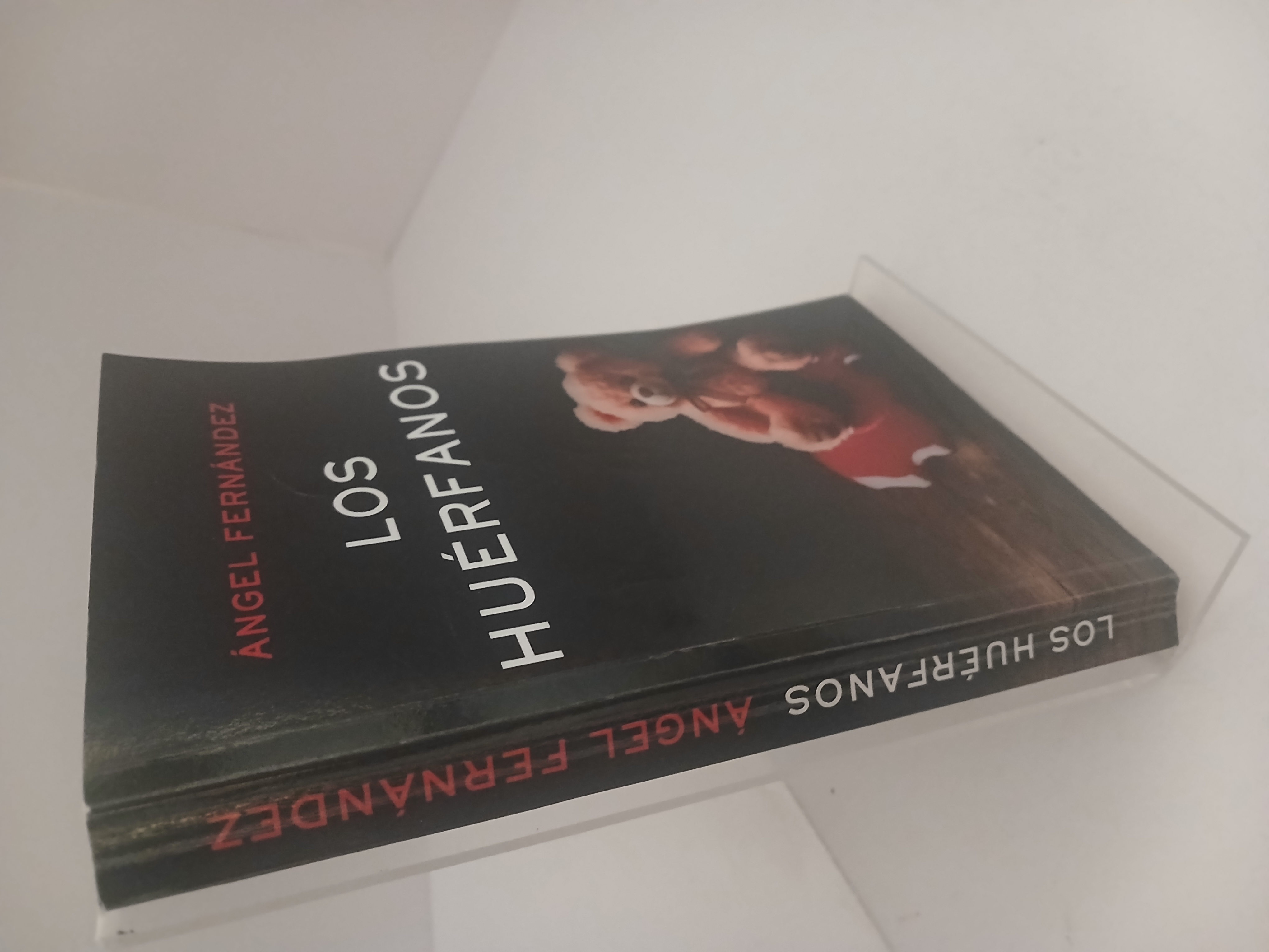 Portada de LOS HUÉRFANOS. Una novela negra con un final que no verás venir. (Spanish Edition)