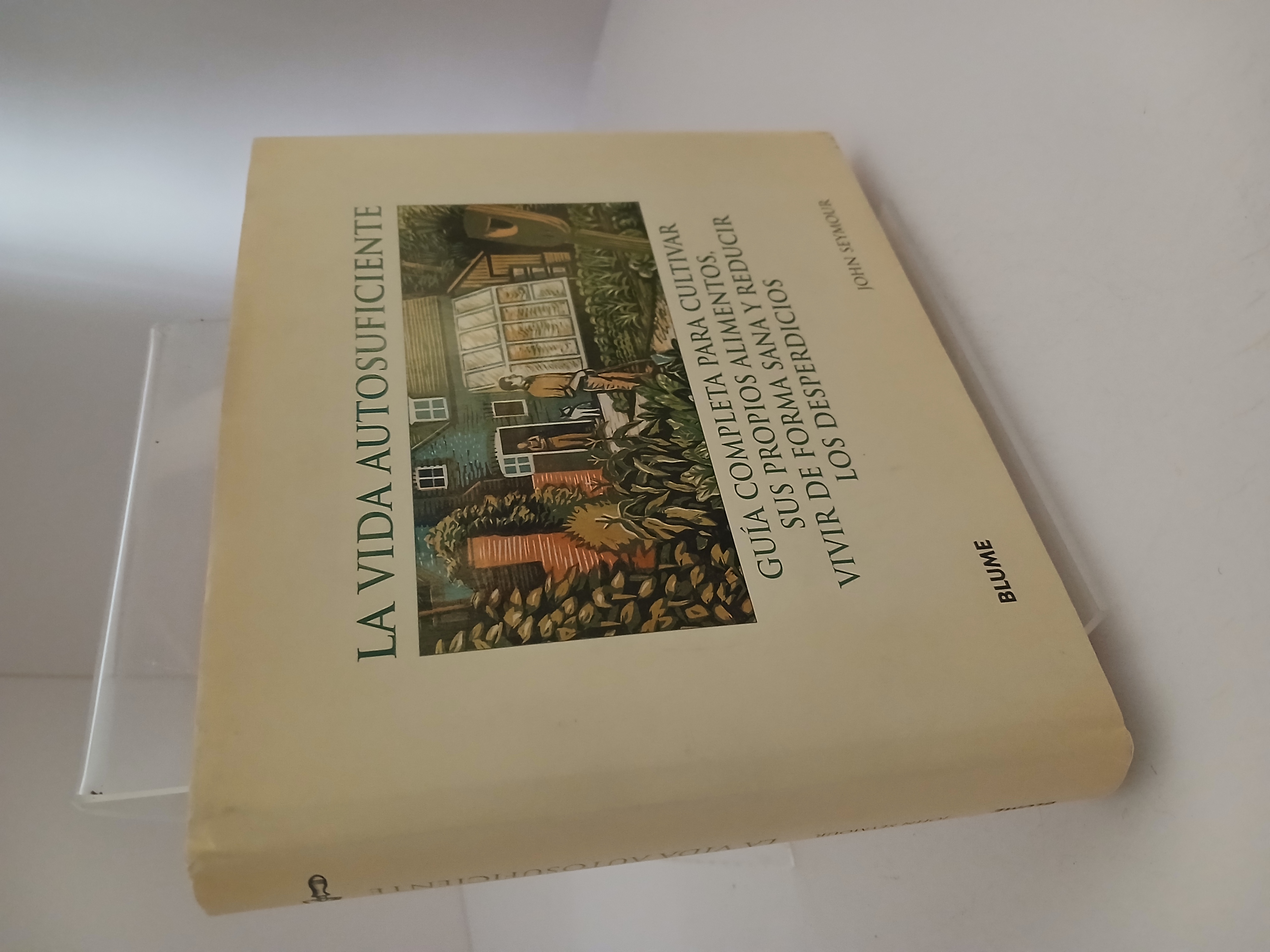 Portada de La vida autosuficiente Guía completa para cultivar sus propios alimentos, vivir de forma sana y reducir los desperdicios