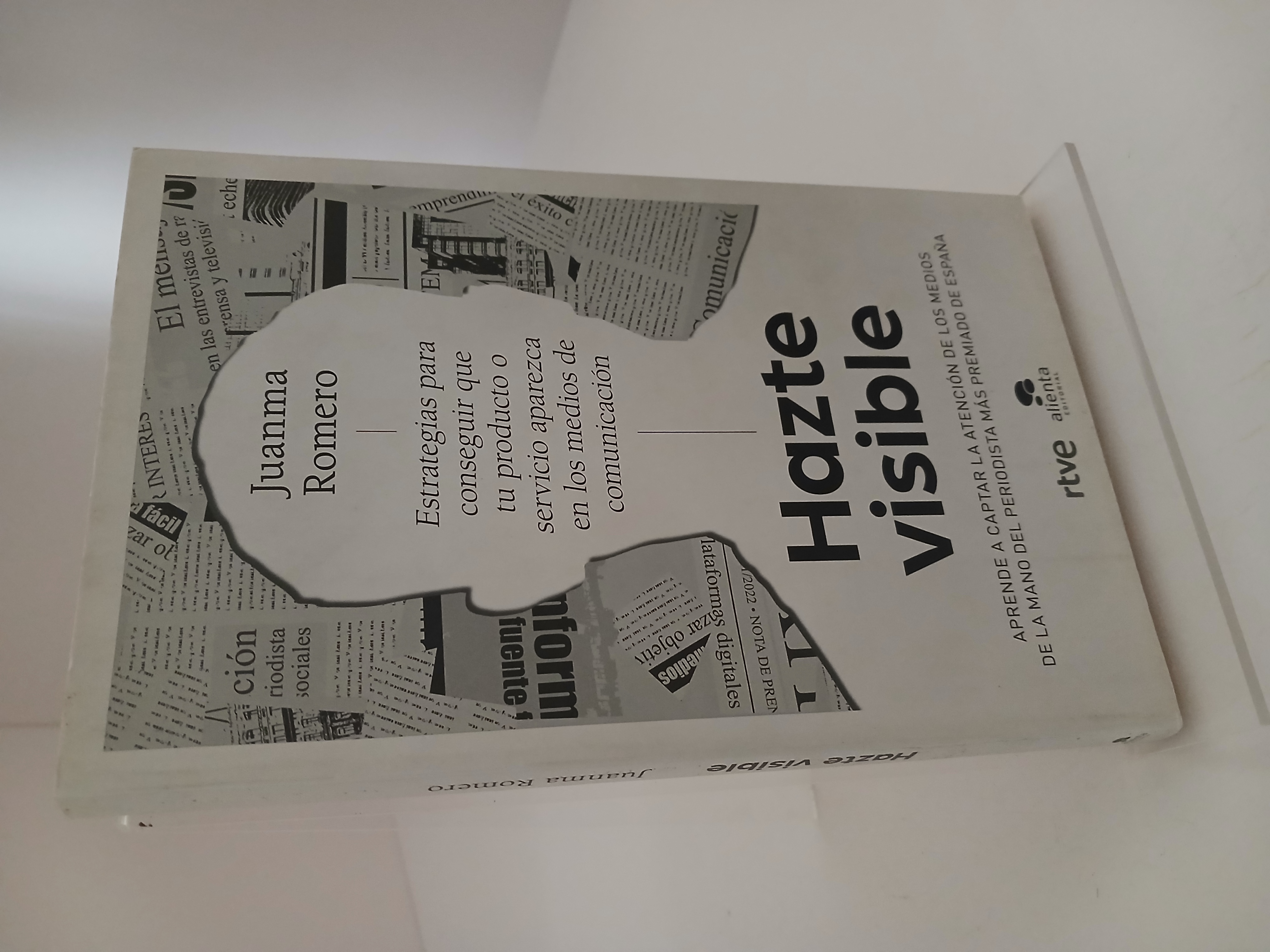 Portada de Hazte visible: estrategias para conseguir que tu producto o servicio aparezca en los medios de comunicación