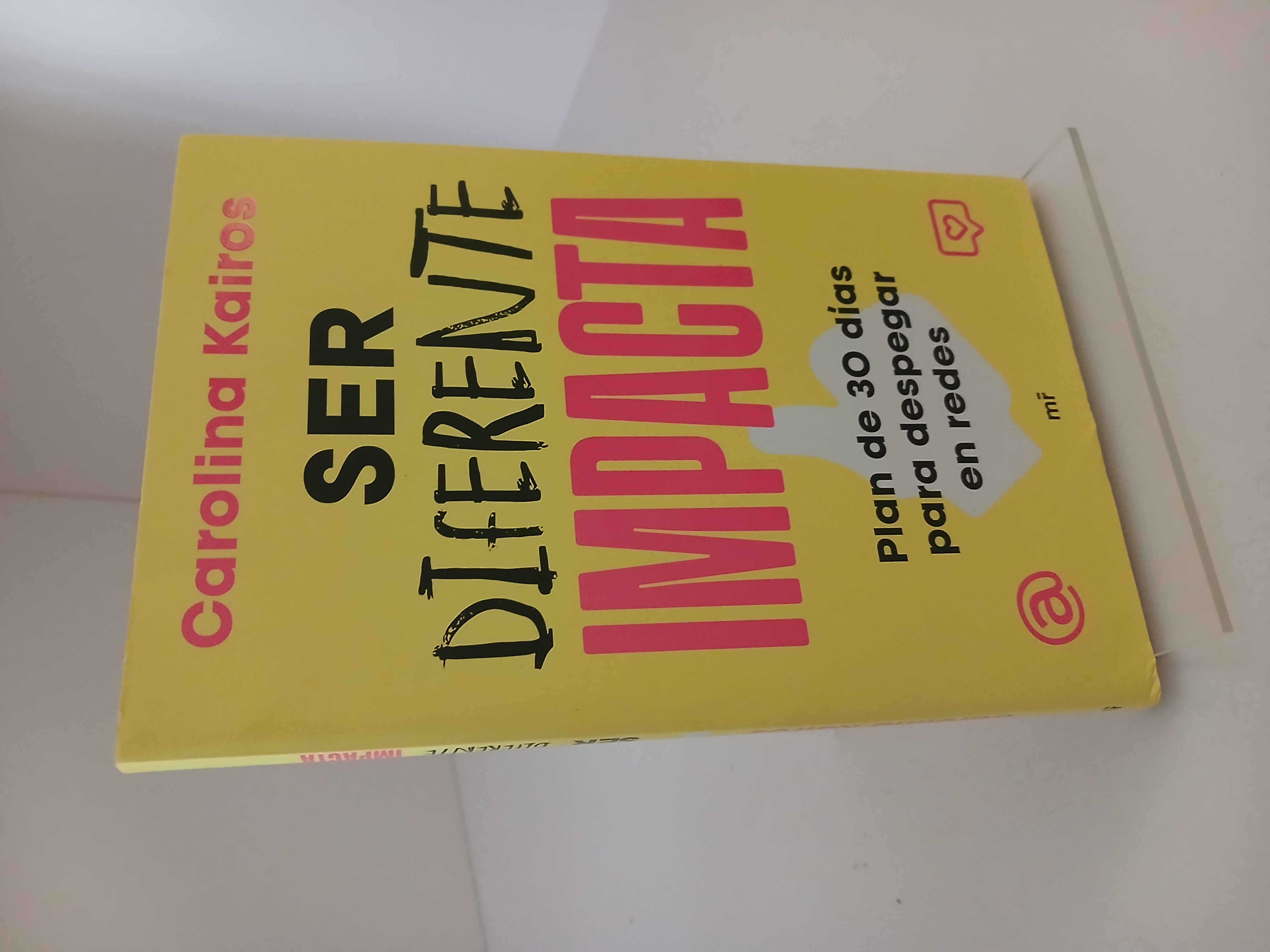 Portada de Ser diferente impacta: plan de 30 días para despegar en redes