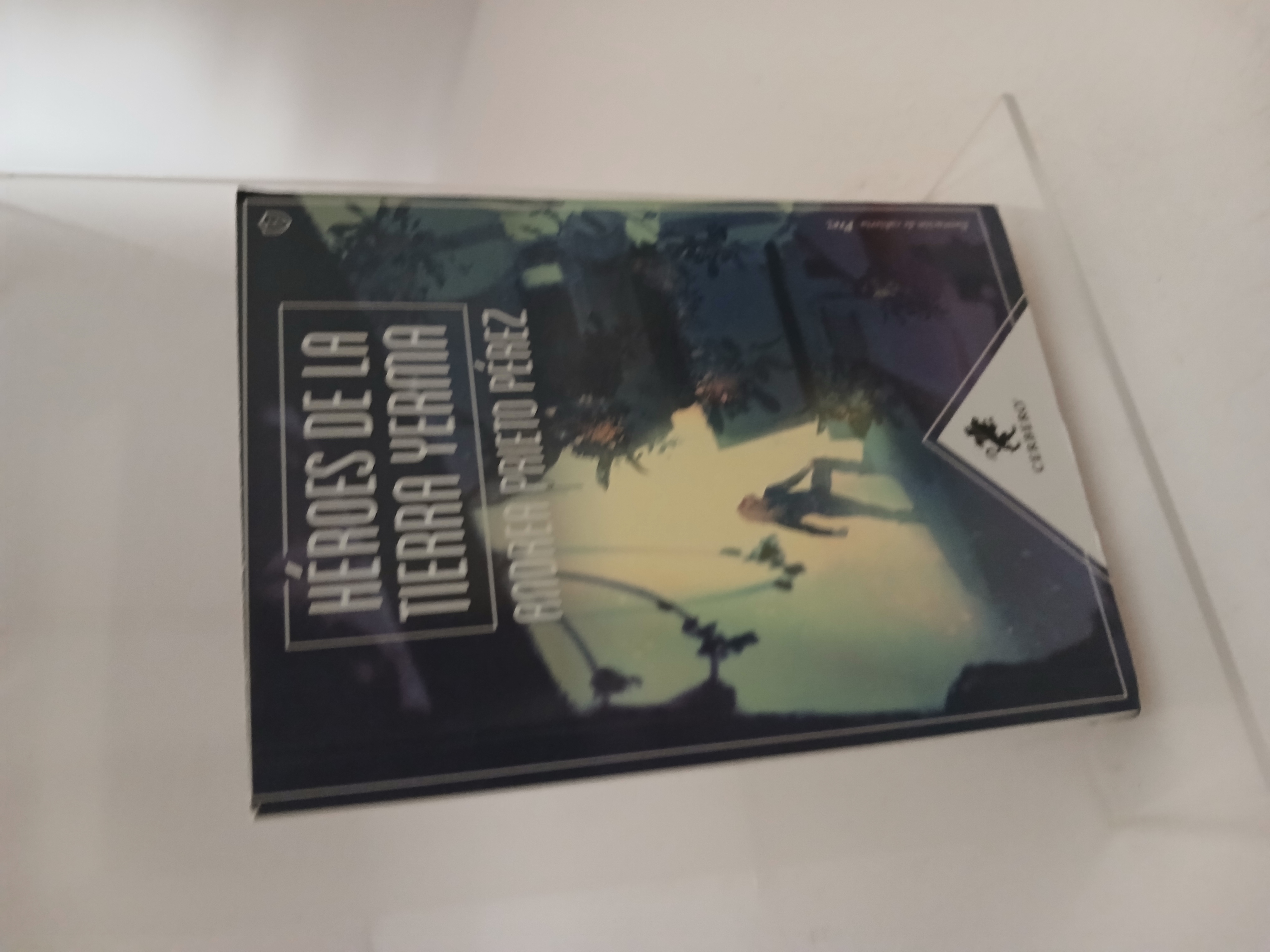 Portada de Héroes de la tierra yerma