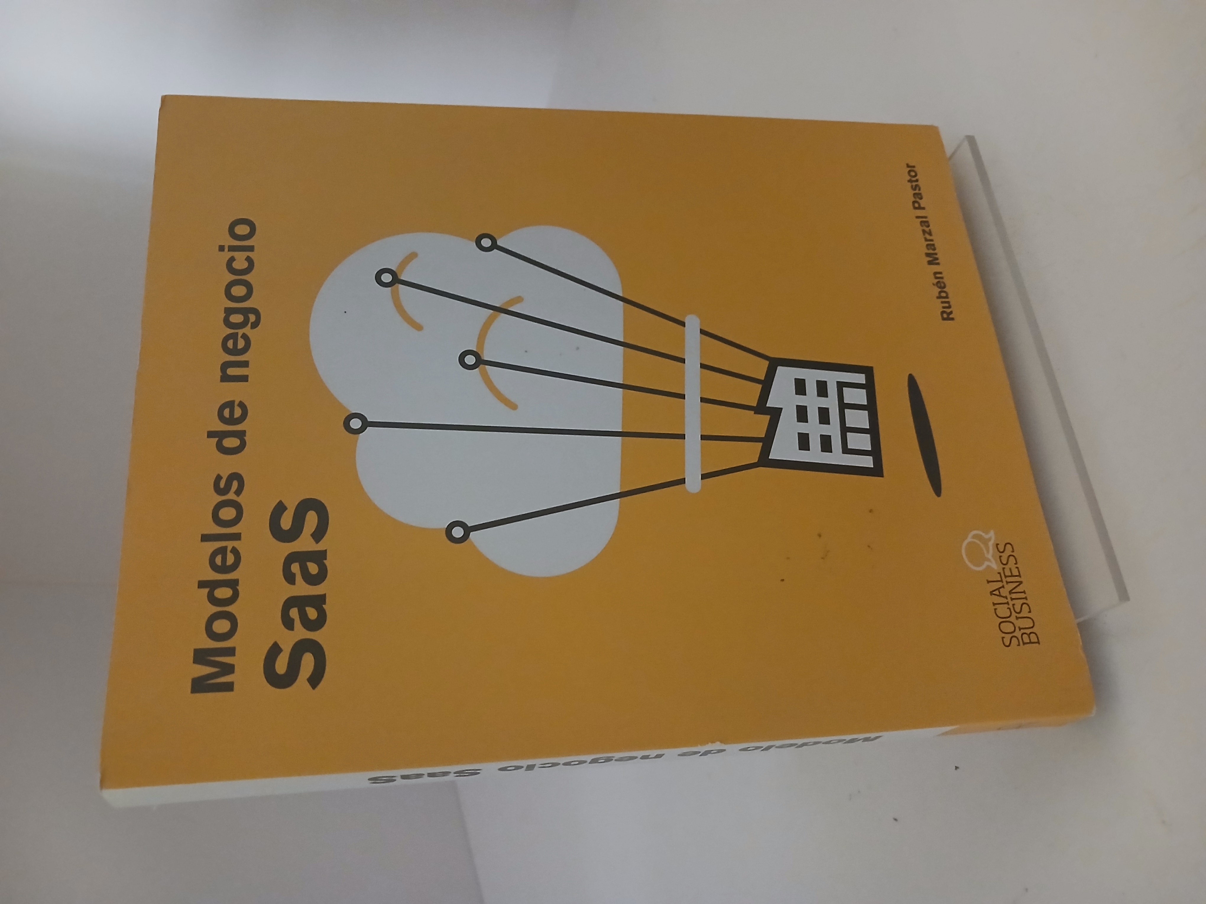 Portada de Modelos de negocio SaaS: guía completa sobre la creación, la validación y el escalado de modelos de negocio SaaS