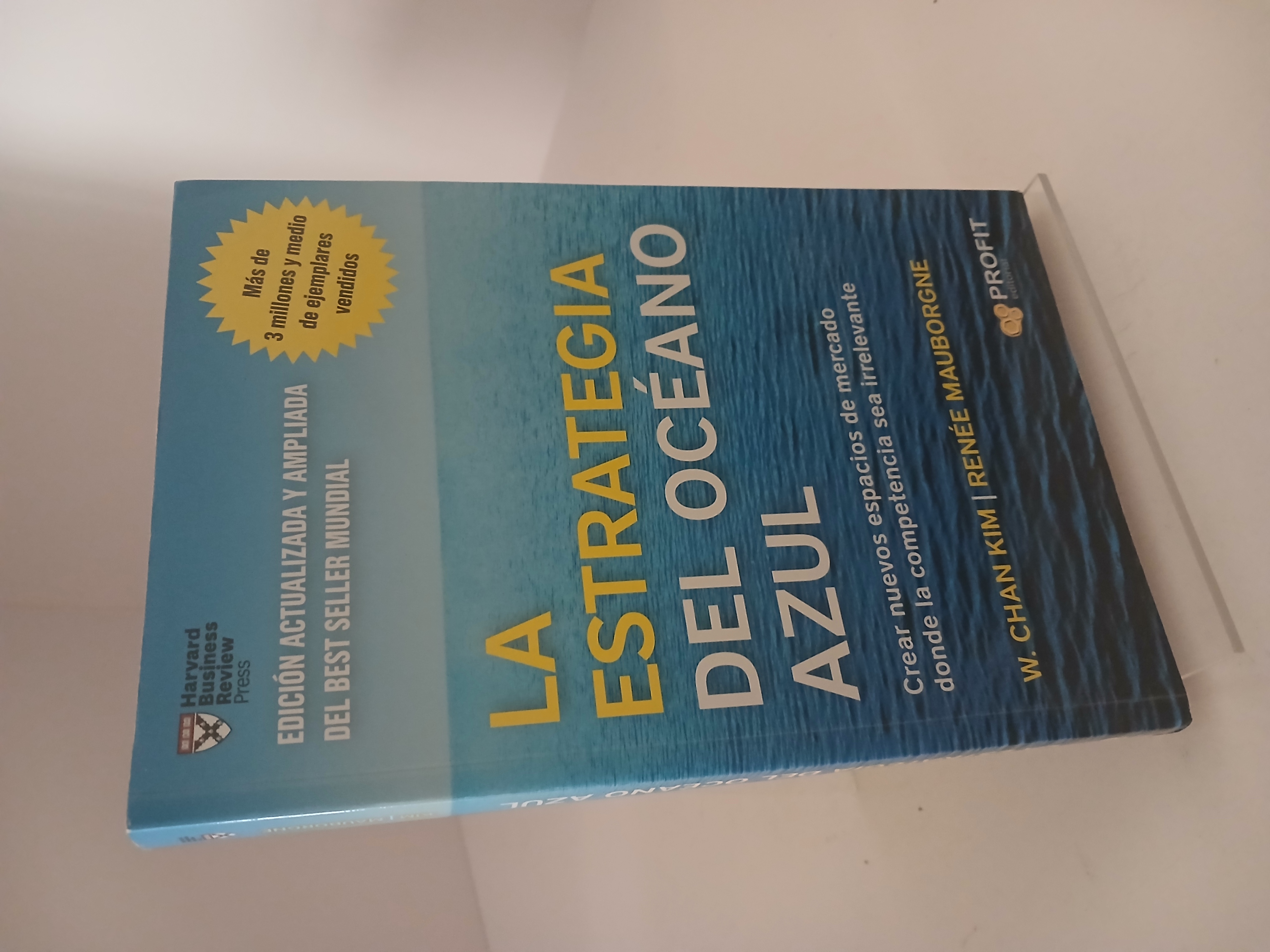 Portada de La estrategia del océano azul: crear nuevos espacios de mercado donde la competencia sea irrelevante
