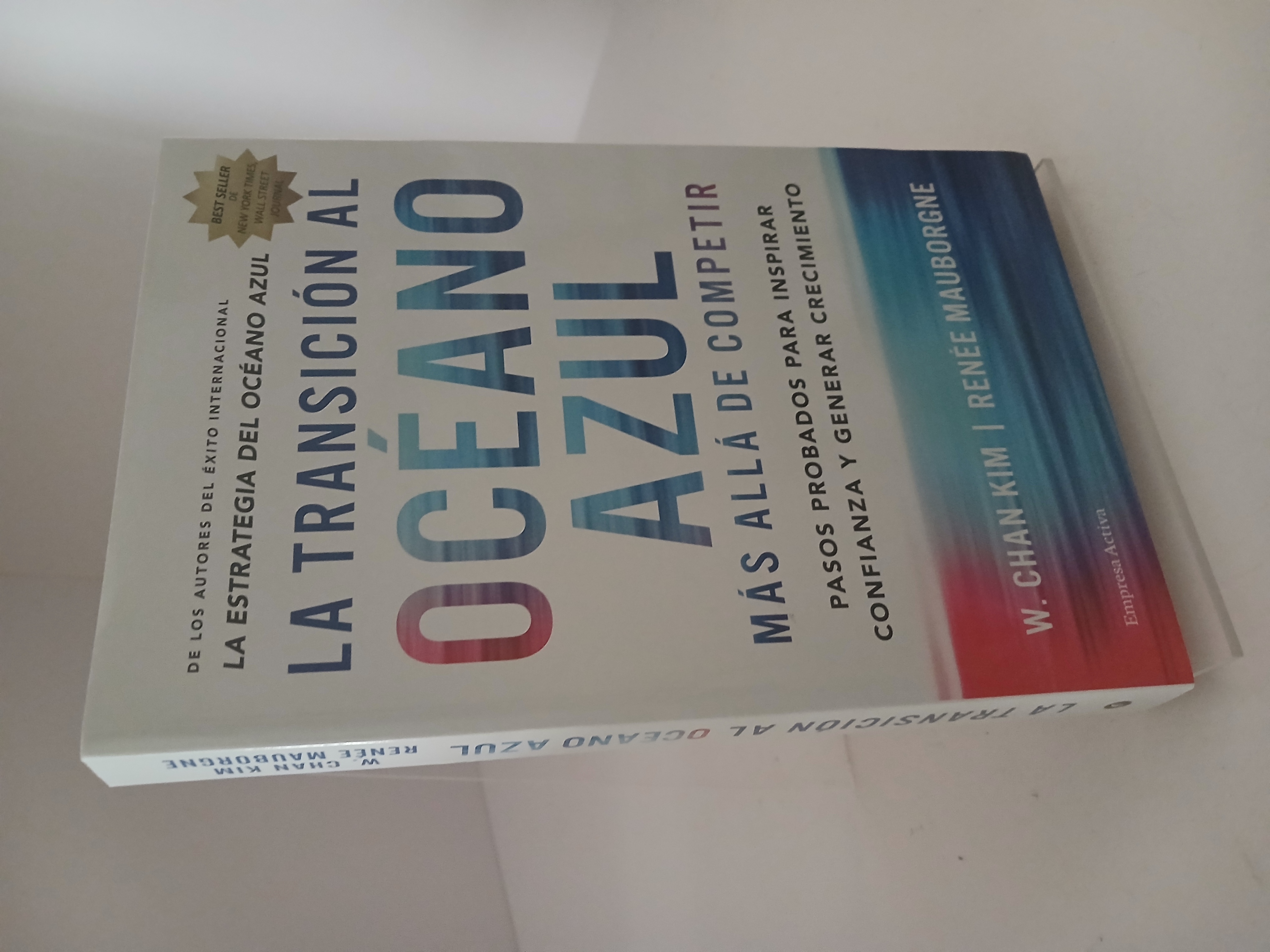 Portada de La transición al océano azul: más allá de competir, pasos probados para inspirar confianza y generar crecimiento