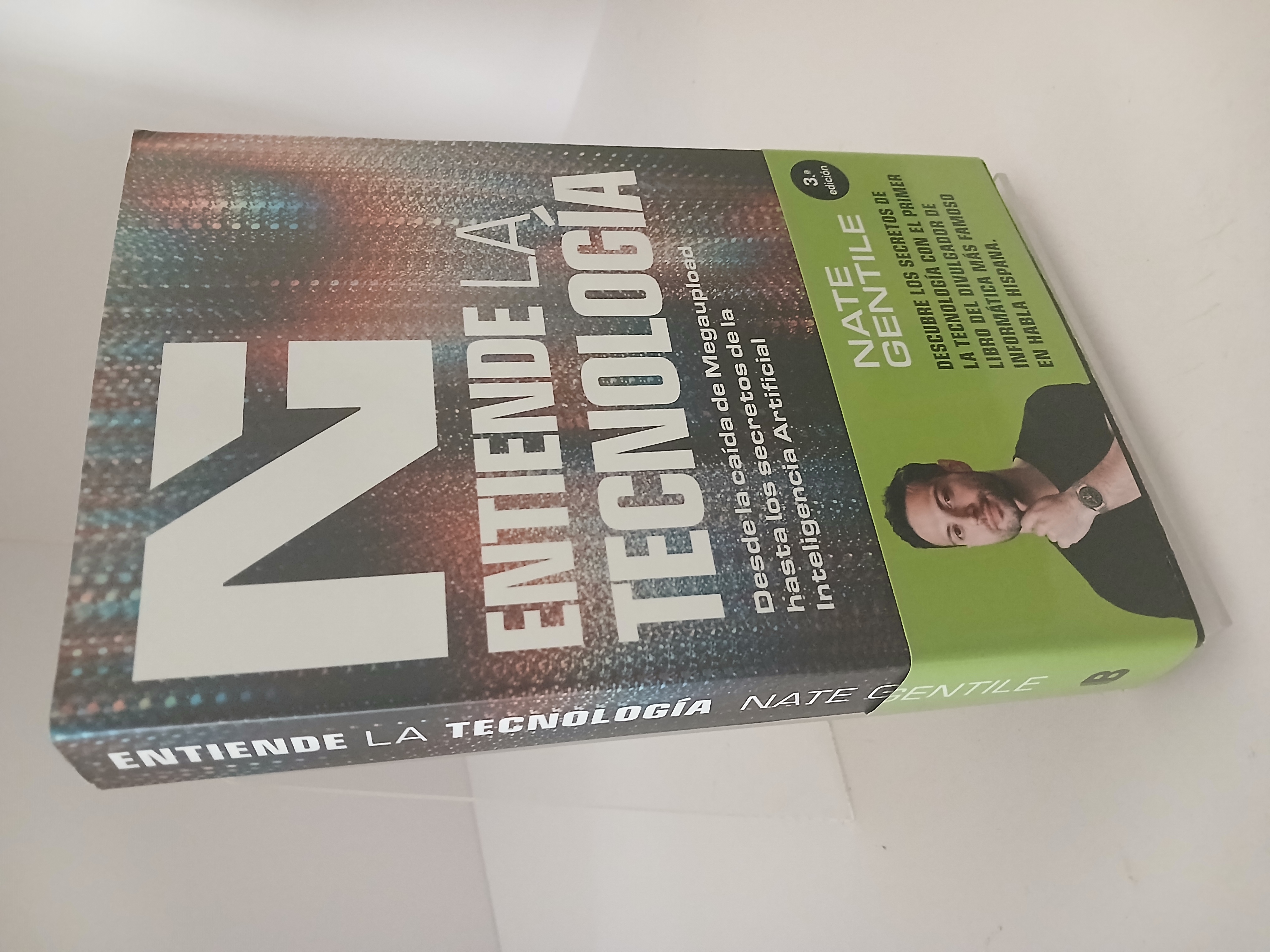 Portada de Entiende la tecnología: desde la caída de Megaupload hasta los secretos de la inteligencia artificial