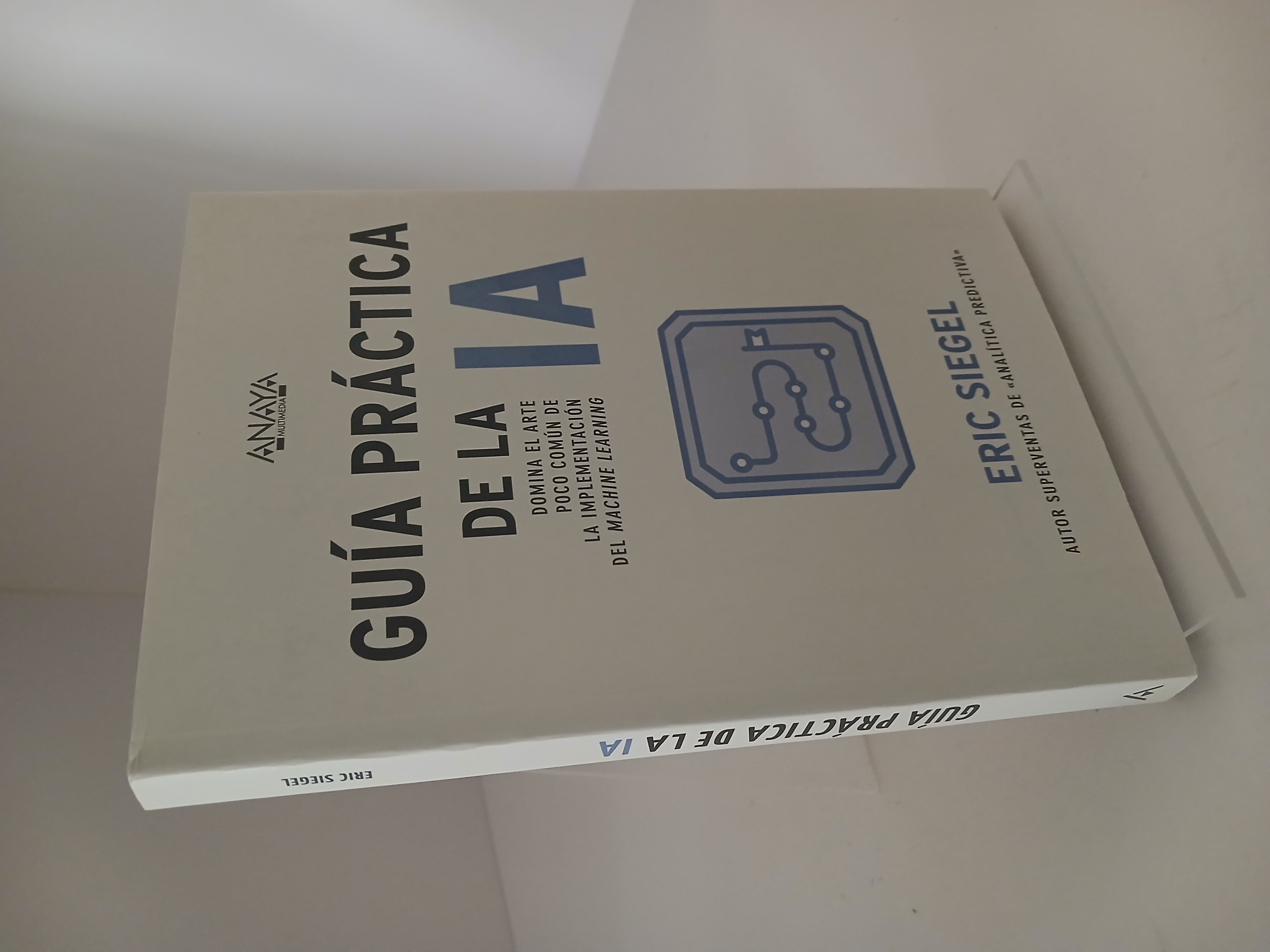 Portada de Guía práctica de la IA: domina el arte poco común de la implementación del machine learning