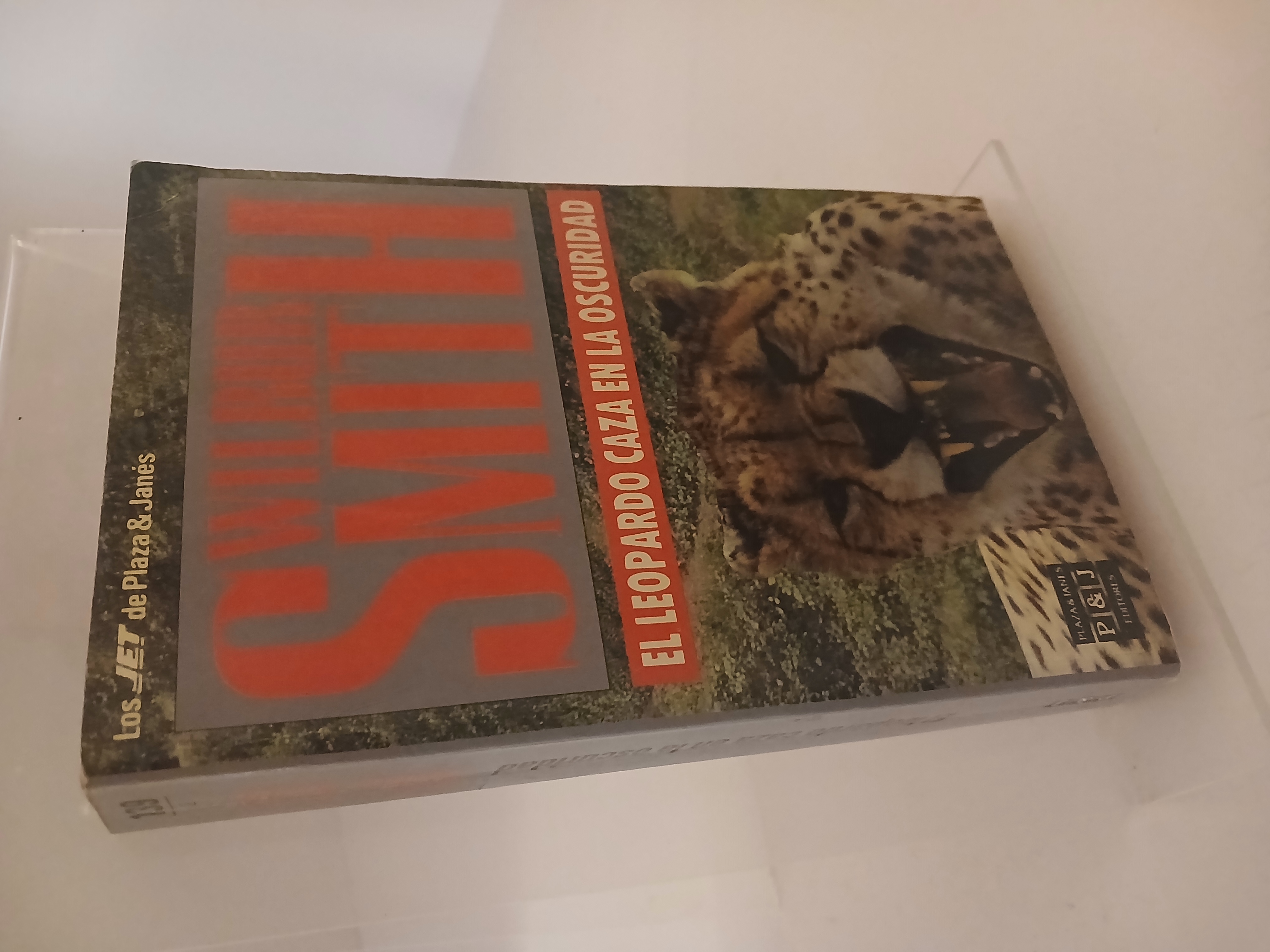 Portada de El leopardo caza en la oscuridad
