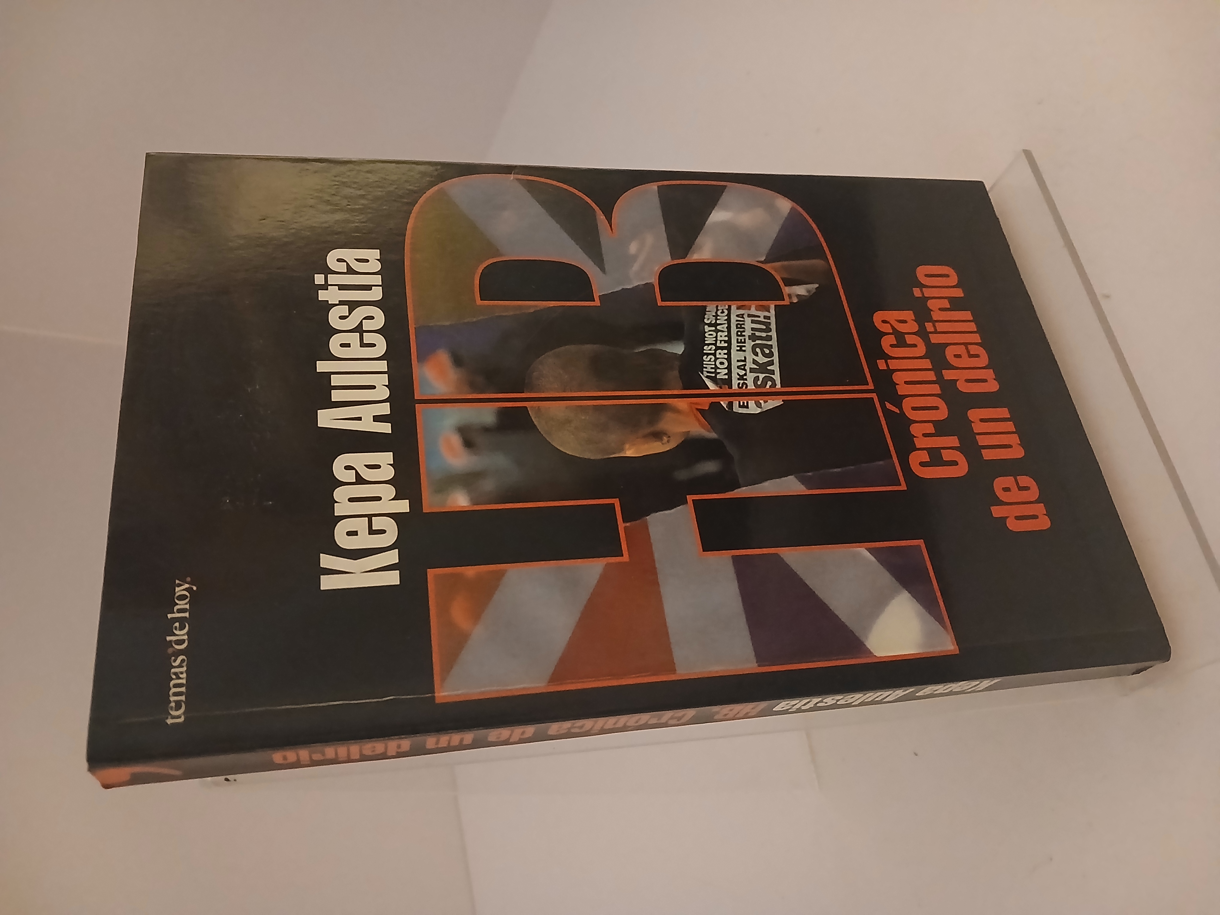 Portada de HB: crónica de un delirio