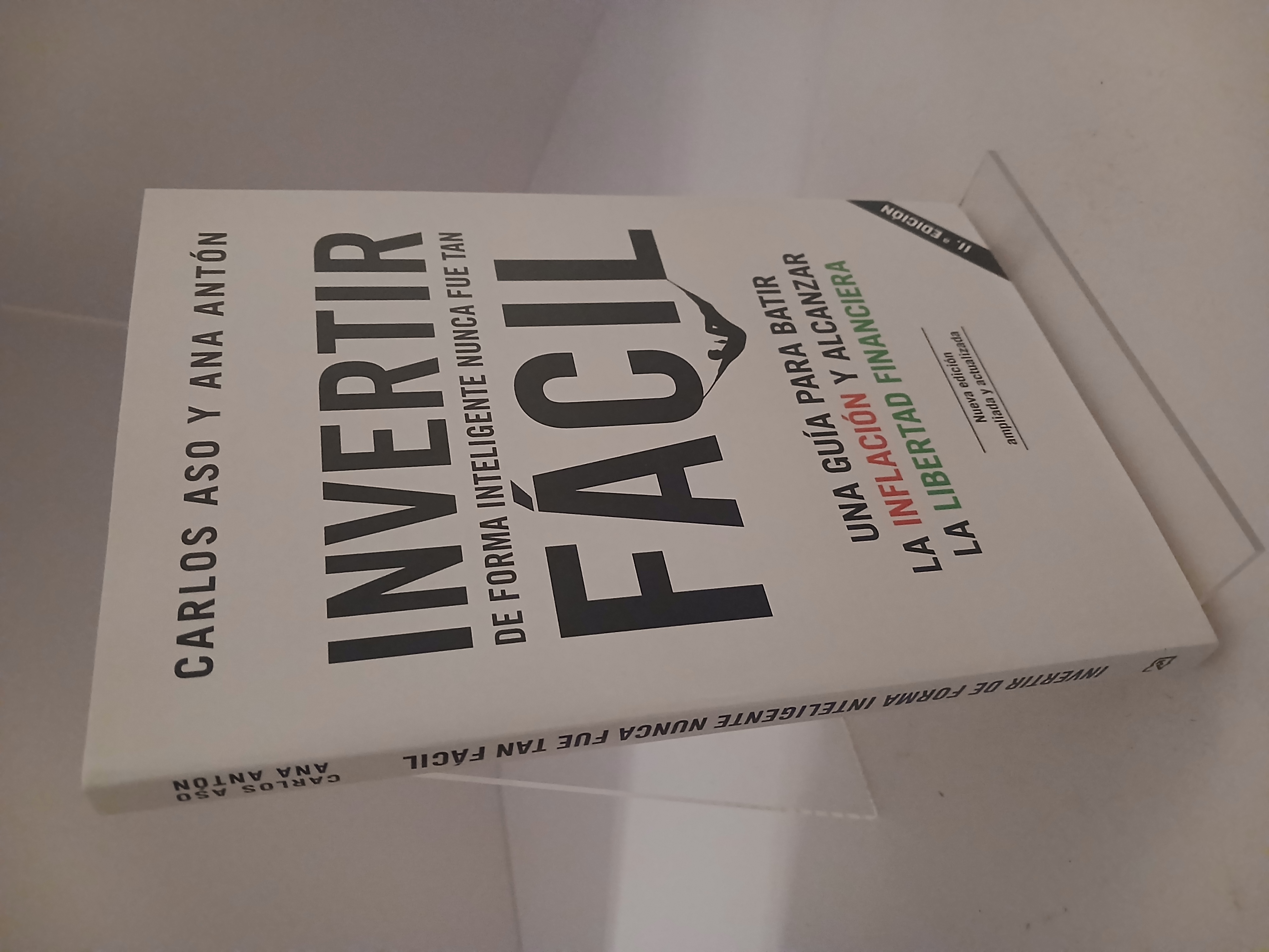 Portada de Invertir de forma inteligente nunca fue tan fácil: una guía para batir la inflación y al canzar la libertad financiera