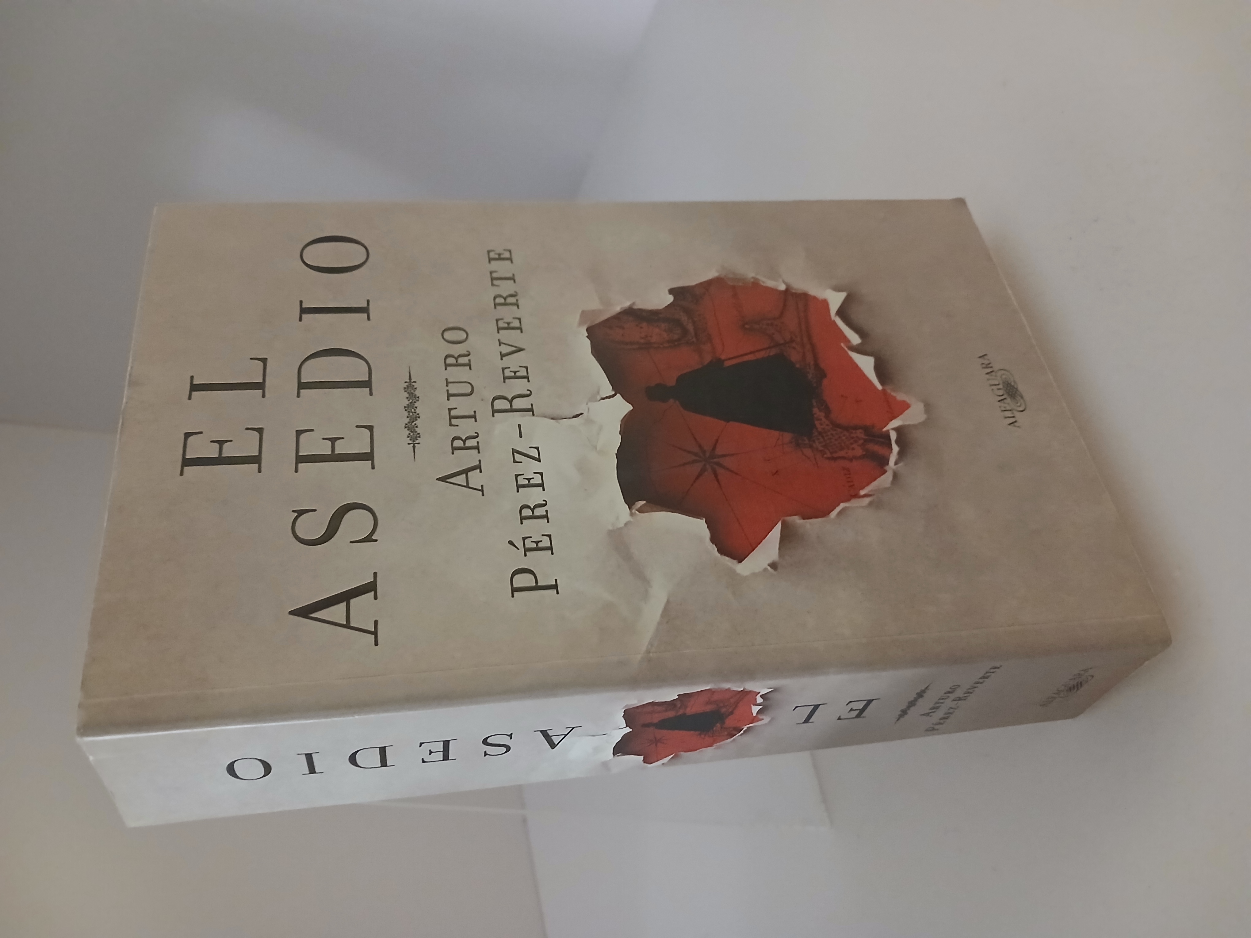 Portada de El asedio