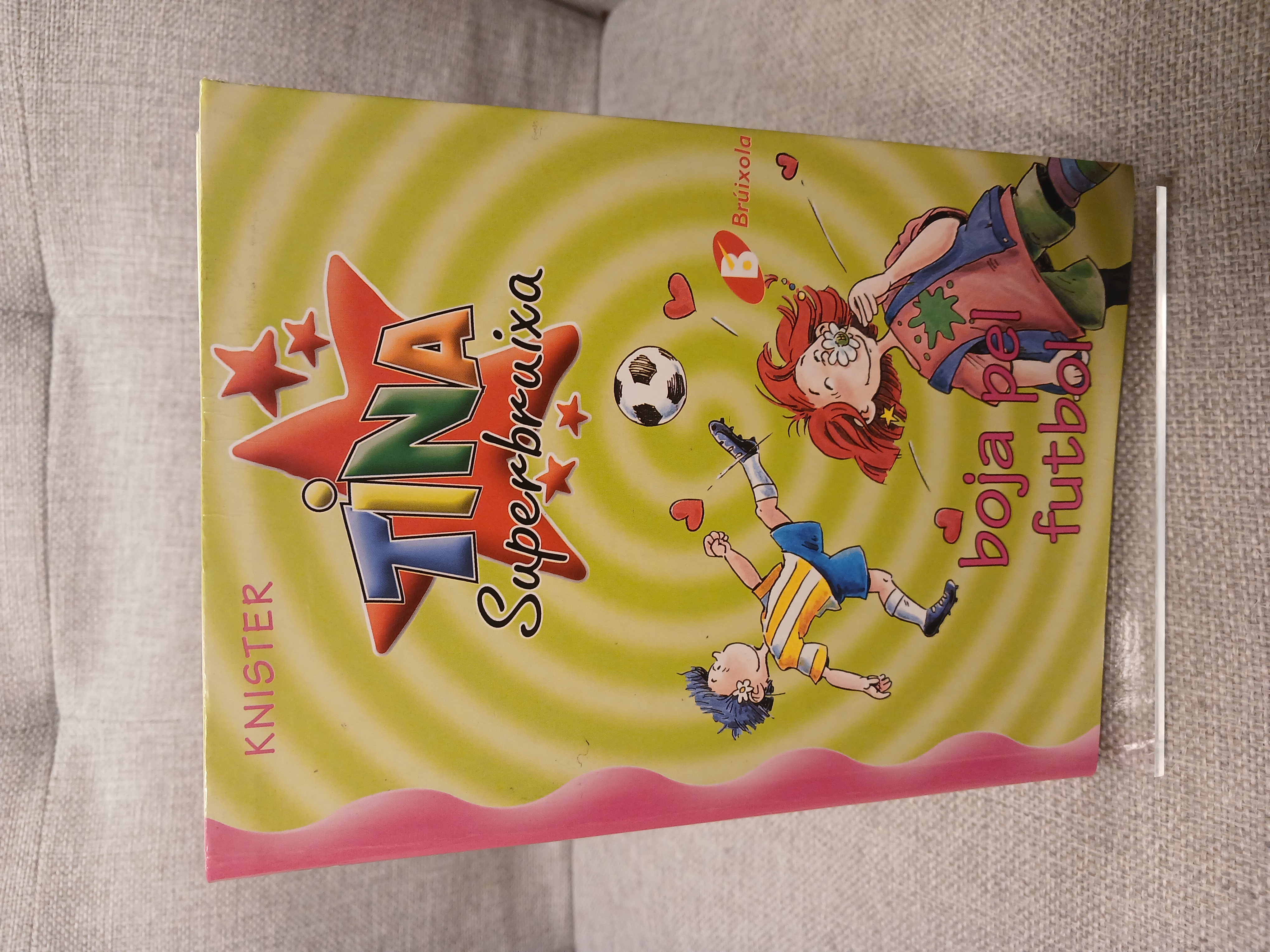 Portada de Tina Superbruixa boja pel futbol