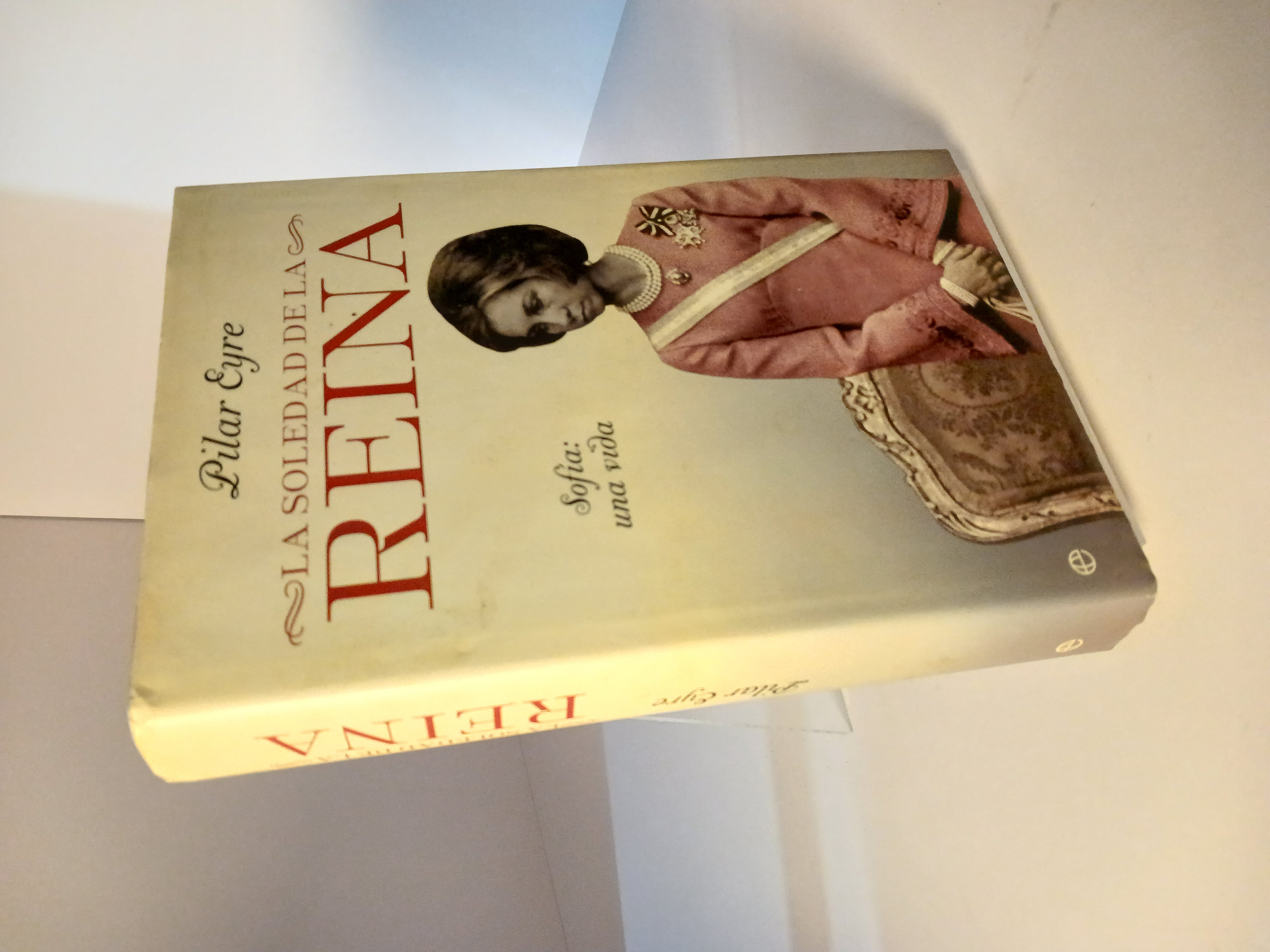Portada de La soledad de la reina Sofía : una vida