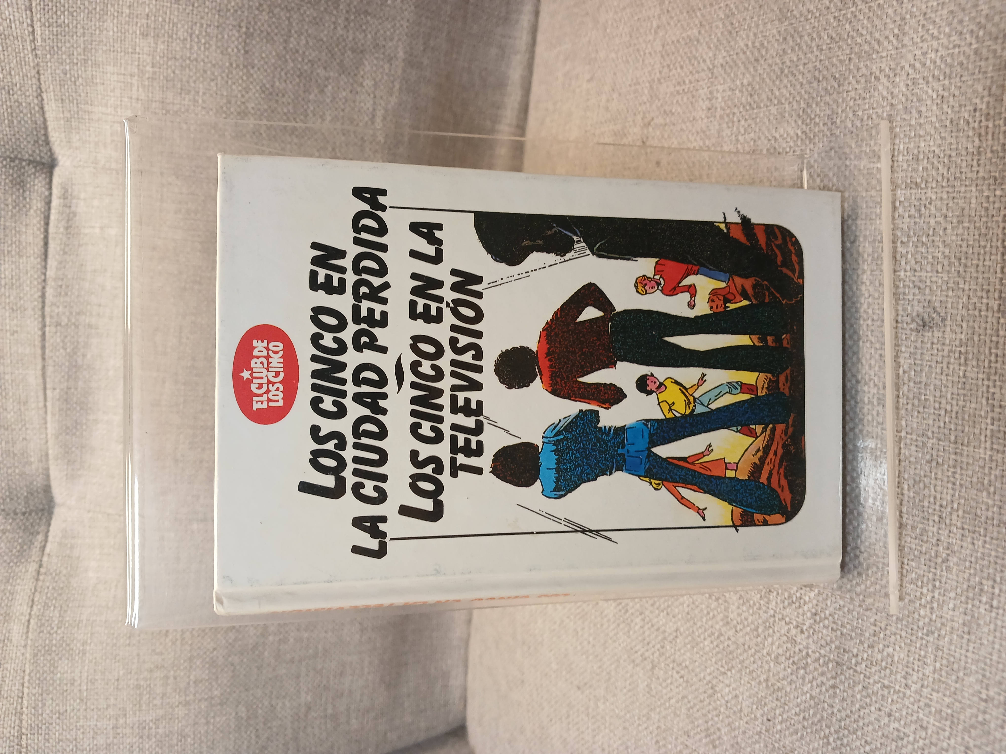 Portada de Los cinco en la ciudad perdida: una aventura de los personajes creados por Enid Blyton