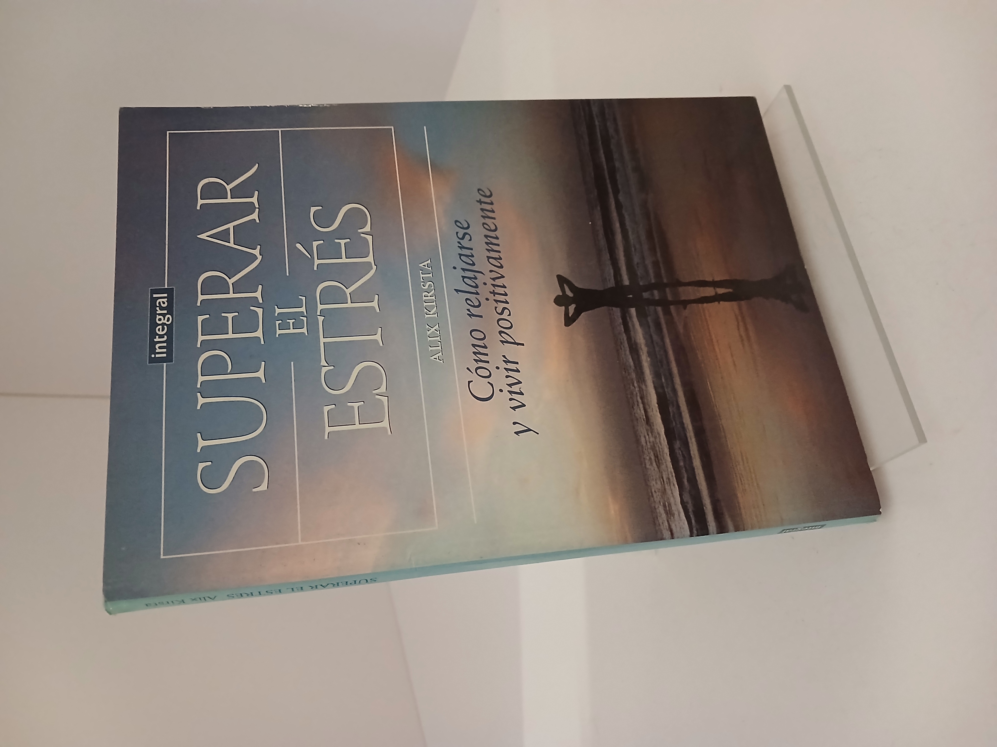 Portada de Superar el estrés cómo relajarse y vivir positivamente