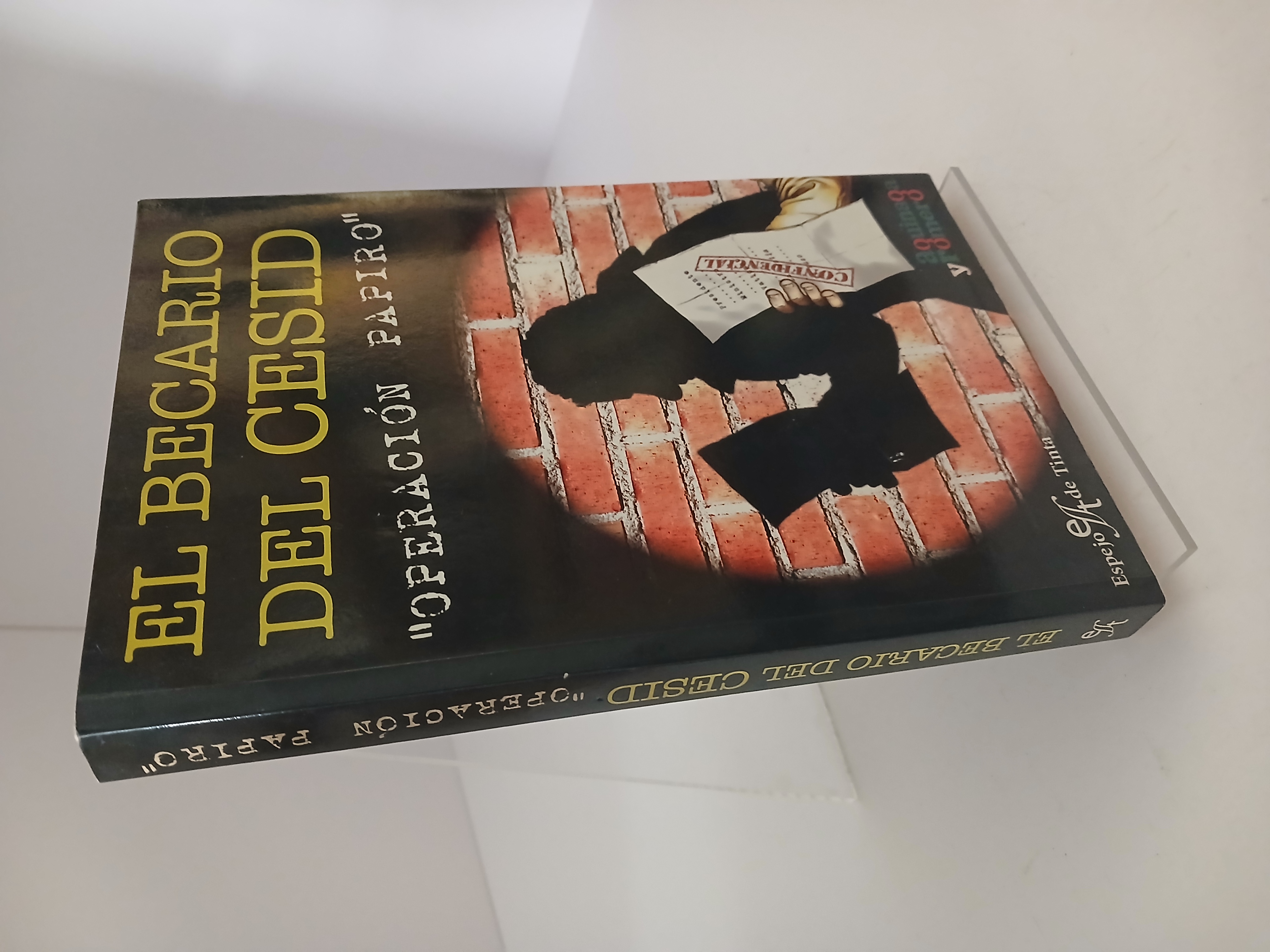 Portada de El Becario del Cesid "Operación Papiro"