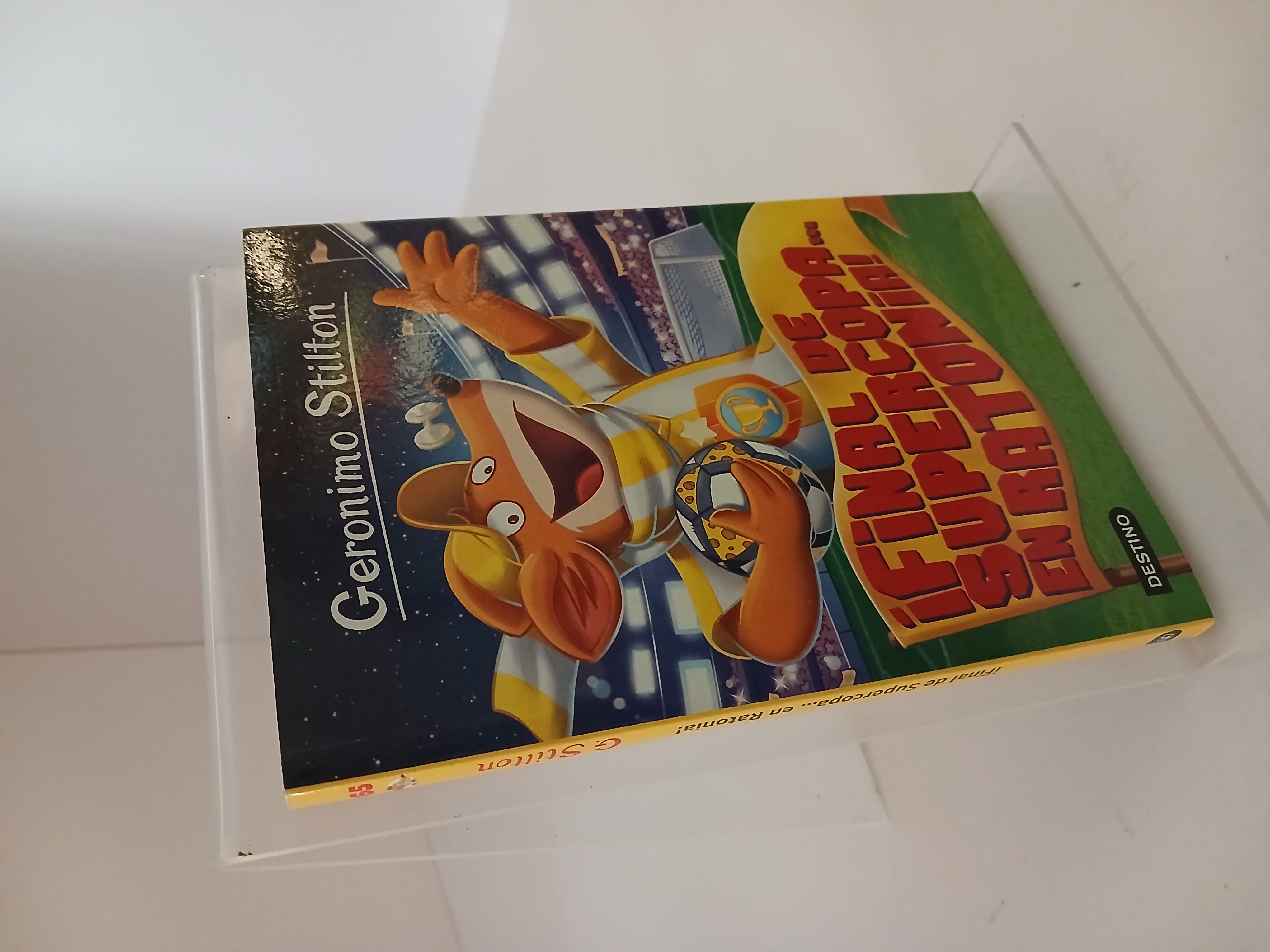 Portada de Geronimo Stilton 65. ¡Final de Supercopa-- en Ratonia!