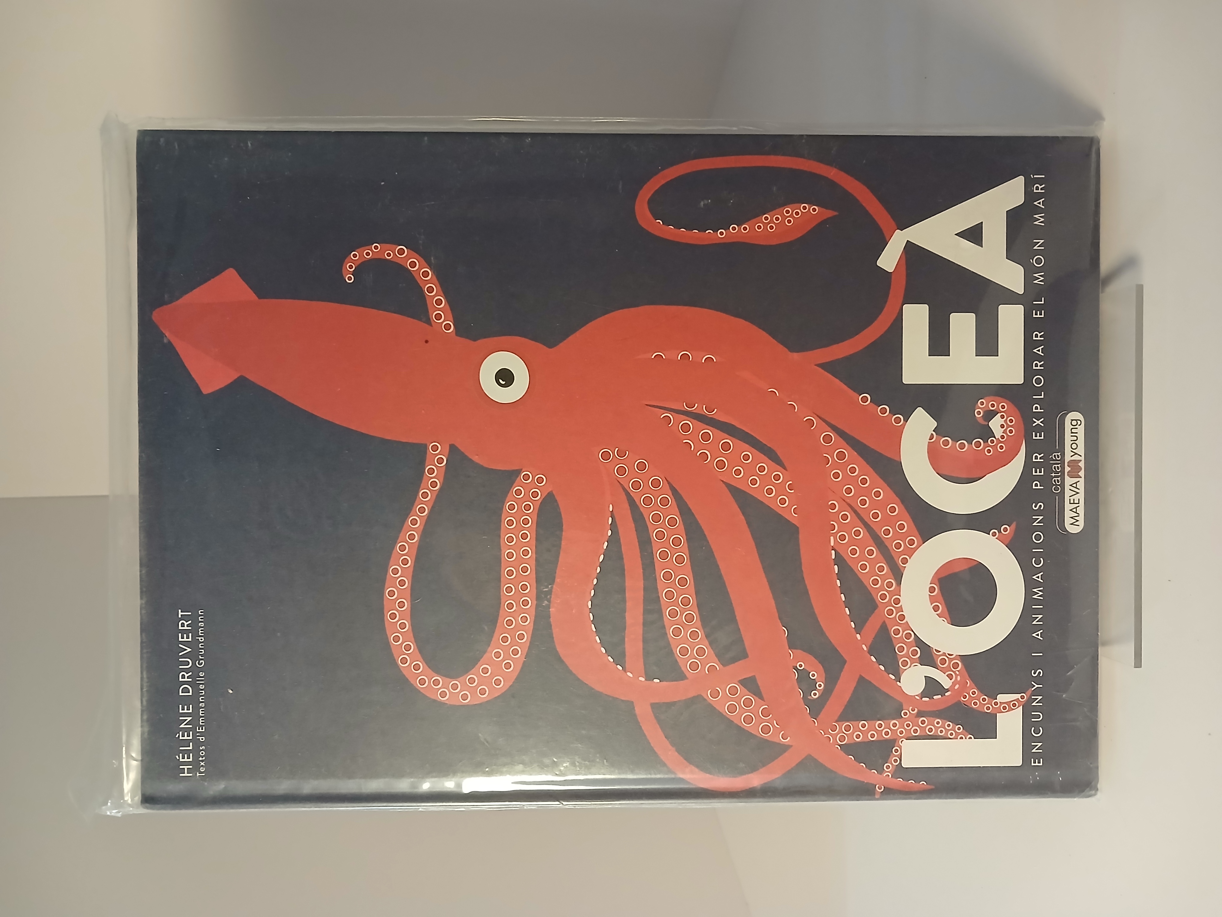 Portada de L'oceà : encunys i animacions per explorar el món marí