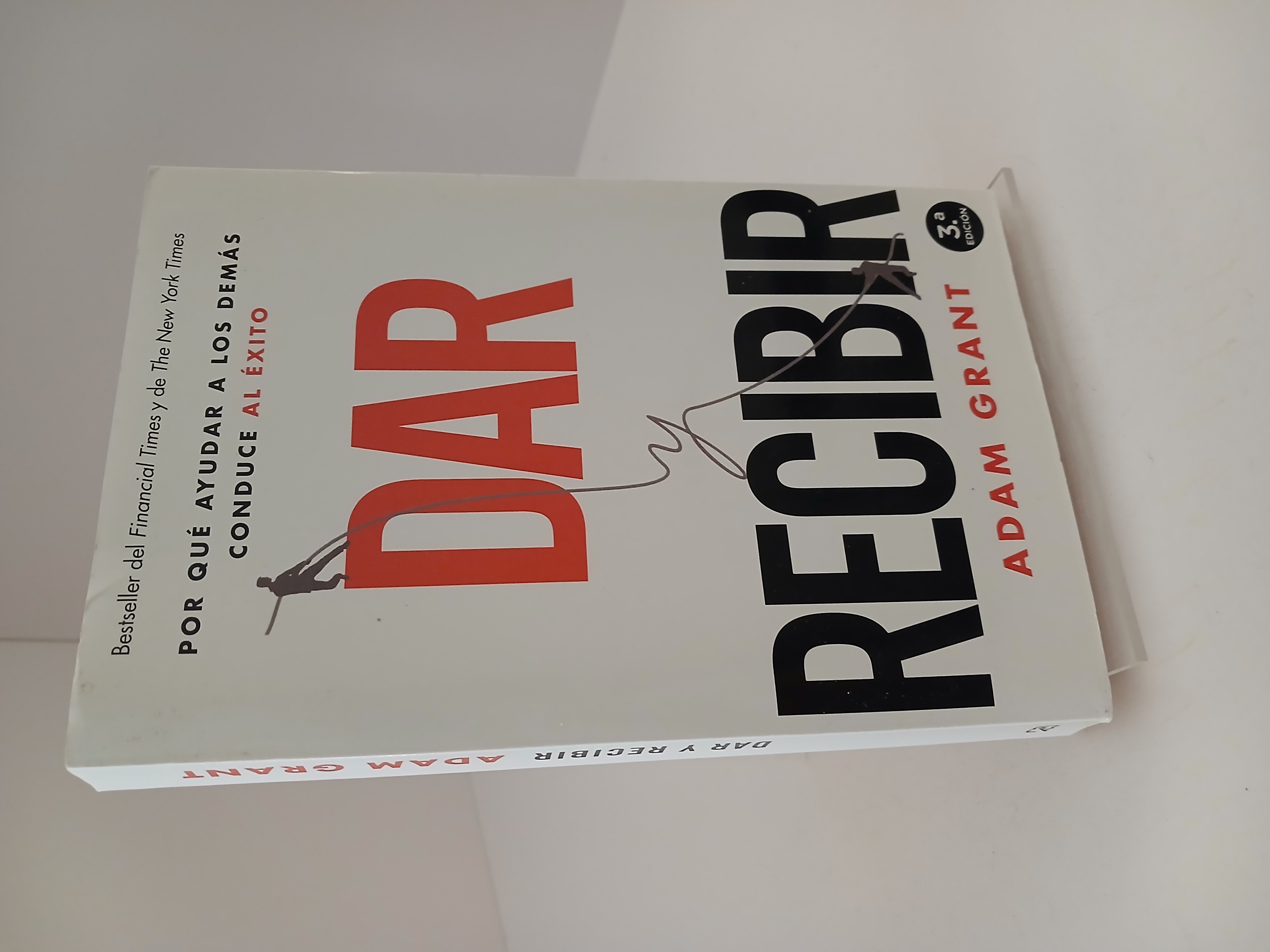 Dar y recibir : por qué ayudar a los demás conduce al éxito
