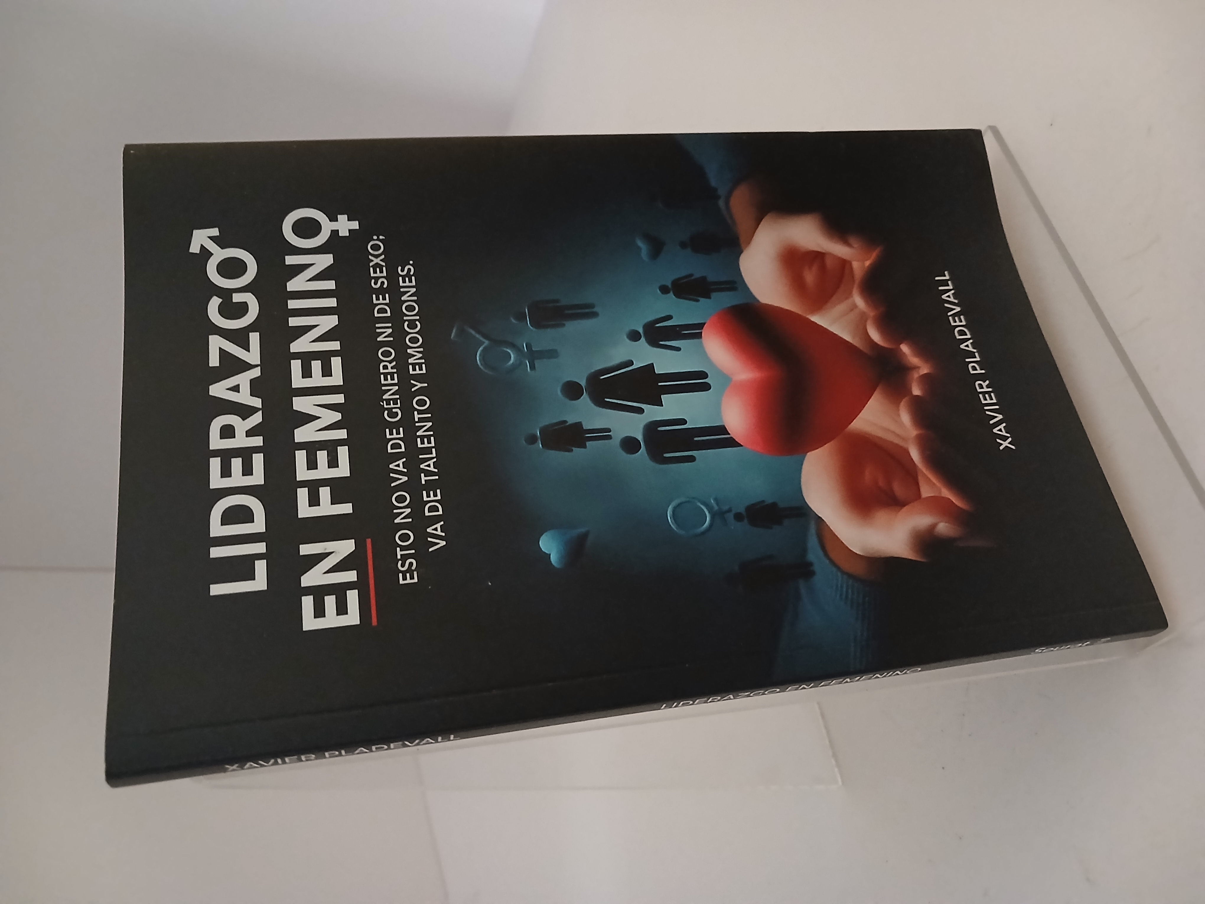 Portada de Liderazgo en Femenino Esto no va de género ni de sexo; va de talento y emociones