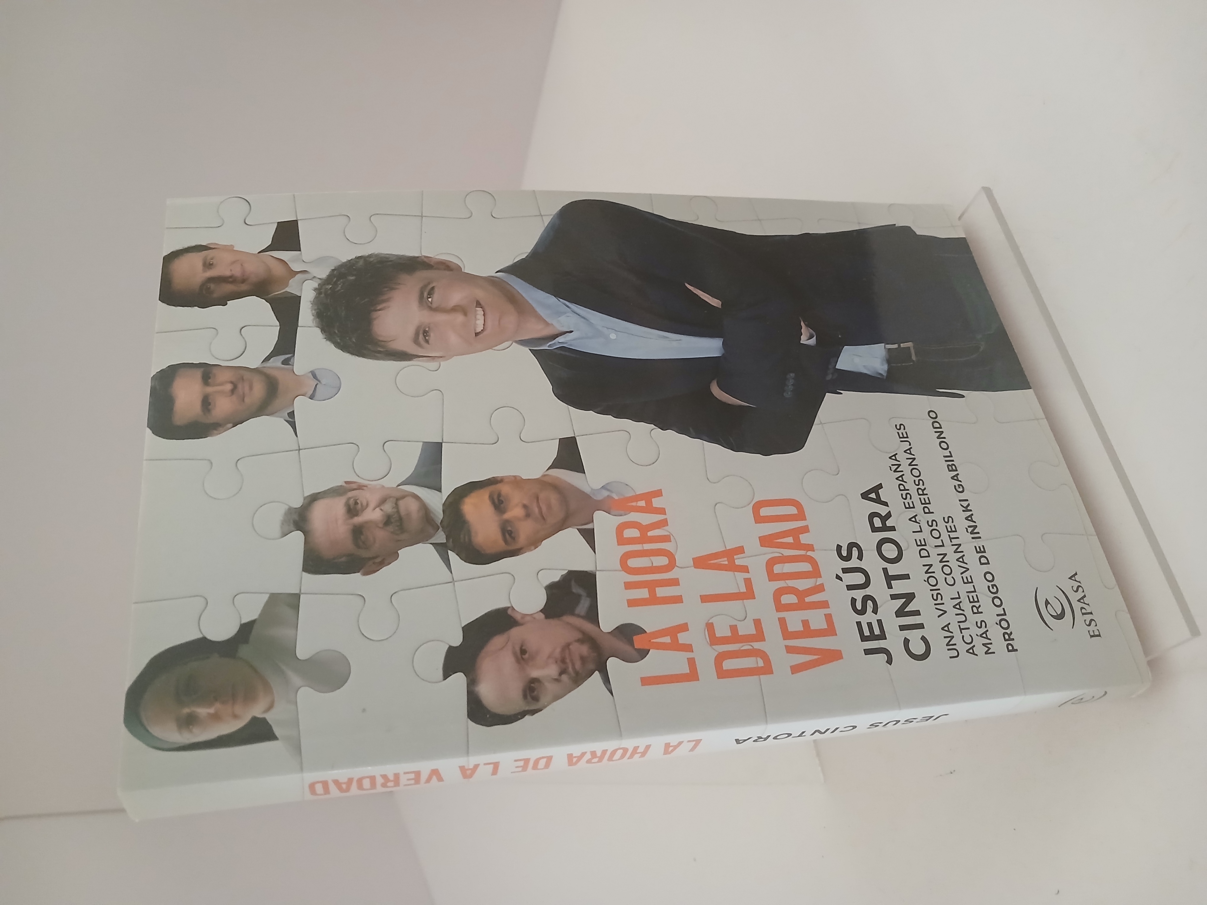 Portada de La hora de la verdad una visión de la España actual con los personajes más relevantes